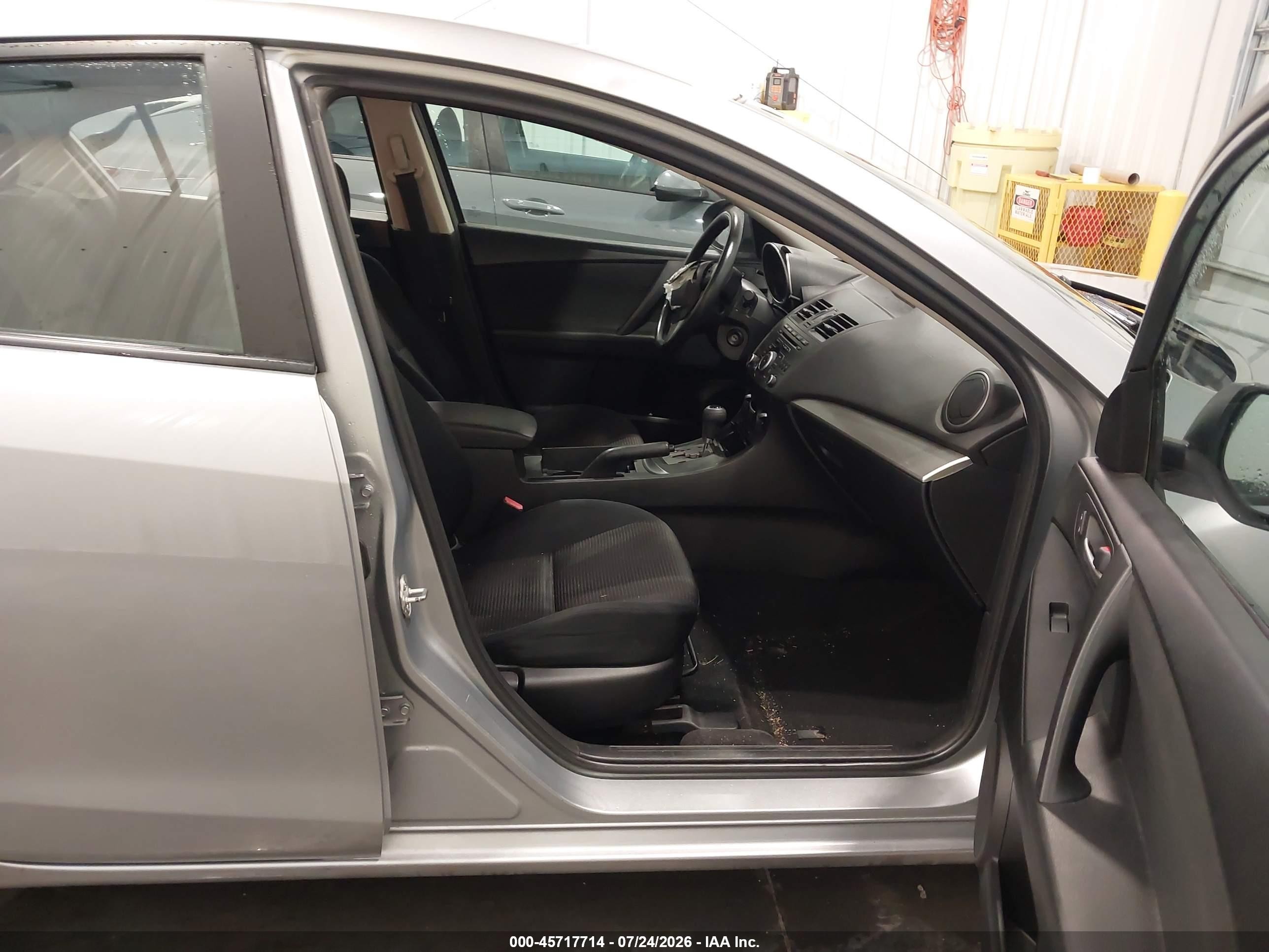 2013 Mazda Mazda3 I Sport Silver vin: JM1BL1U76D1714261