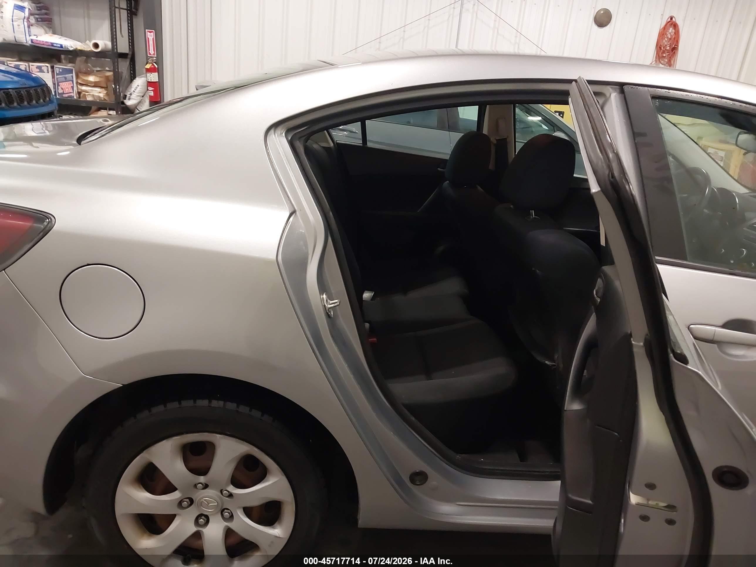 2013 Mazda Mazda3 I Sport Silver vin: JM1BL1U76D1714261