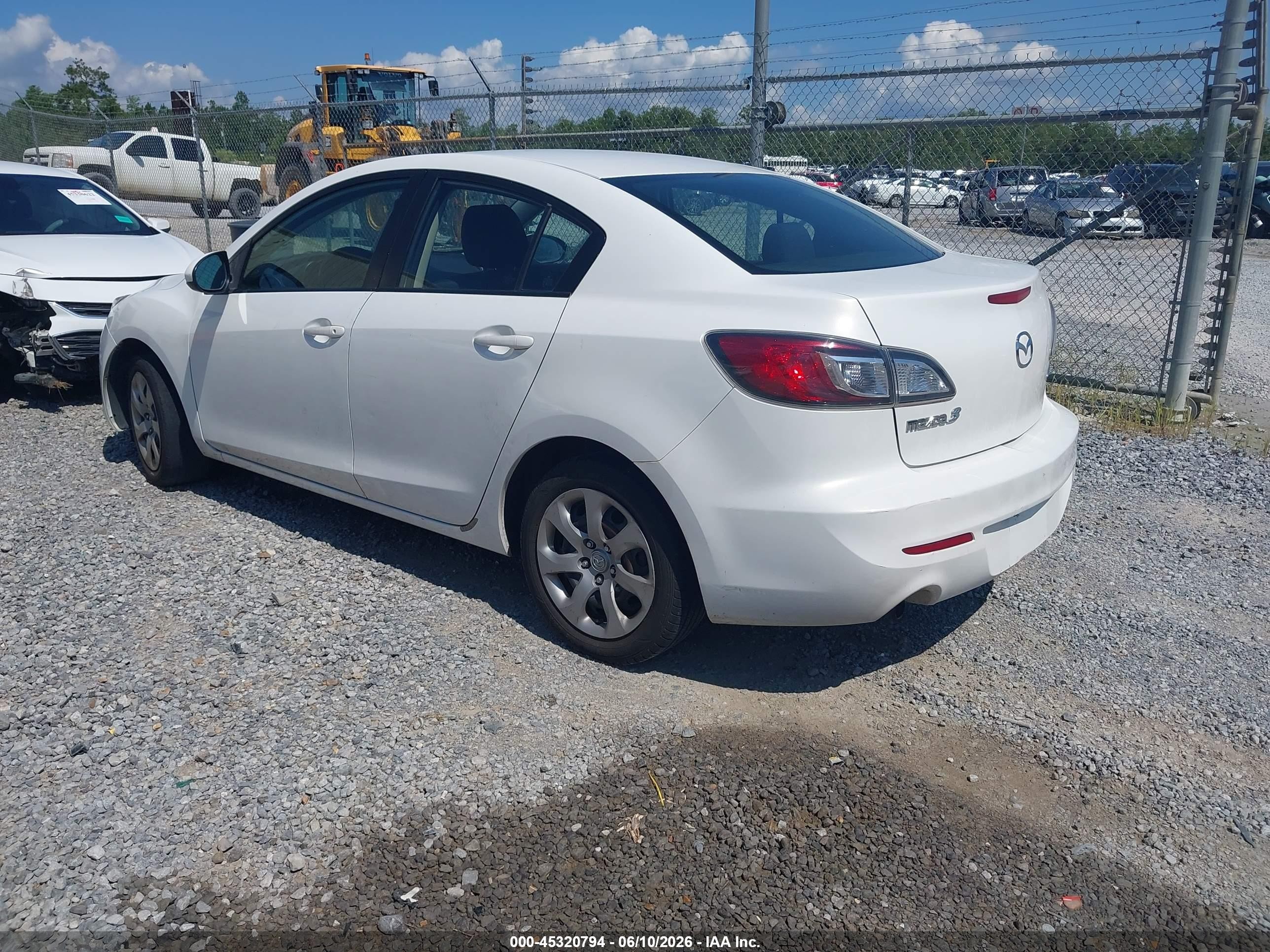 2013 Mazda Mazda3 I Sport White vin: JM1BL1U77D1705391