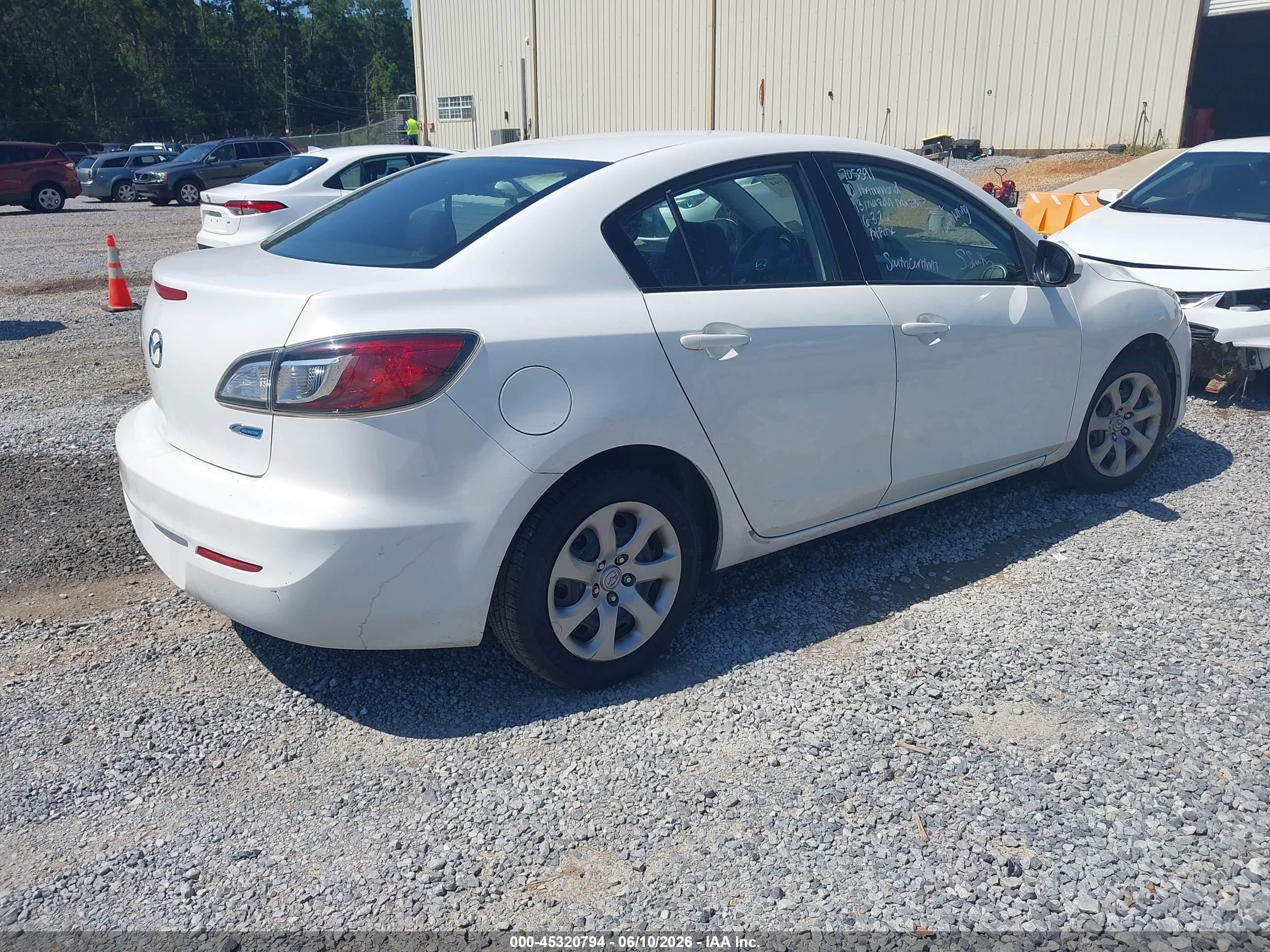 2013 Mazda Mazda3 I Sport White vin: JM1BL1U77D1705391