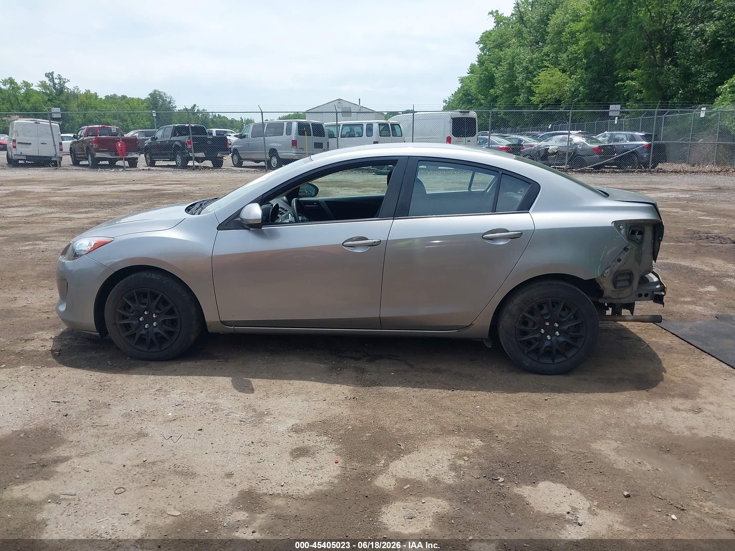 2013 Mazda Mazda3 I Sport Silver vin: JM1BL1U79D1705716
