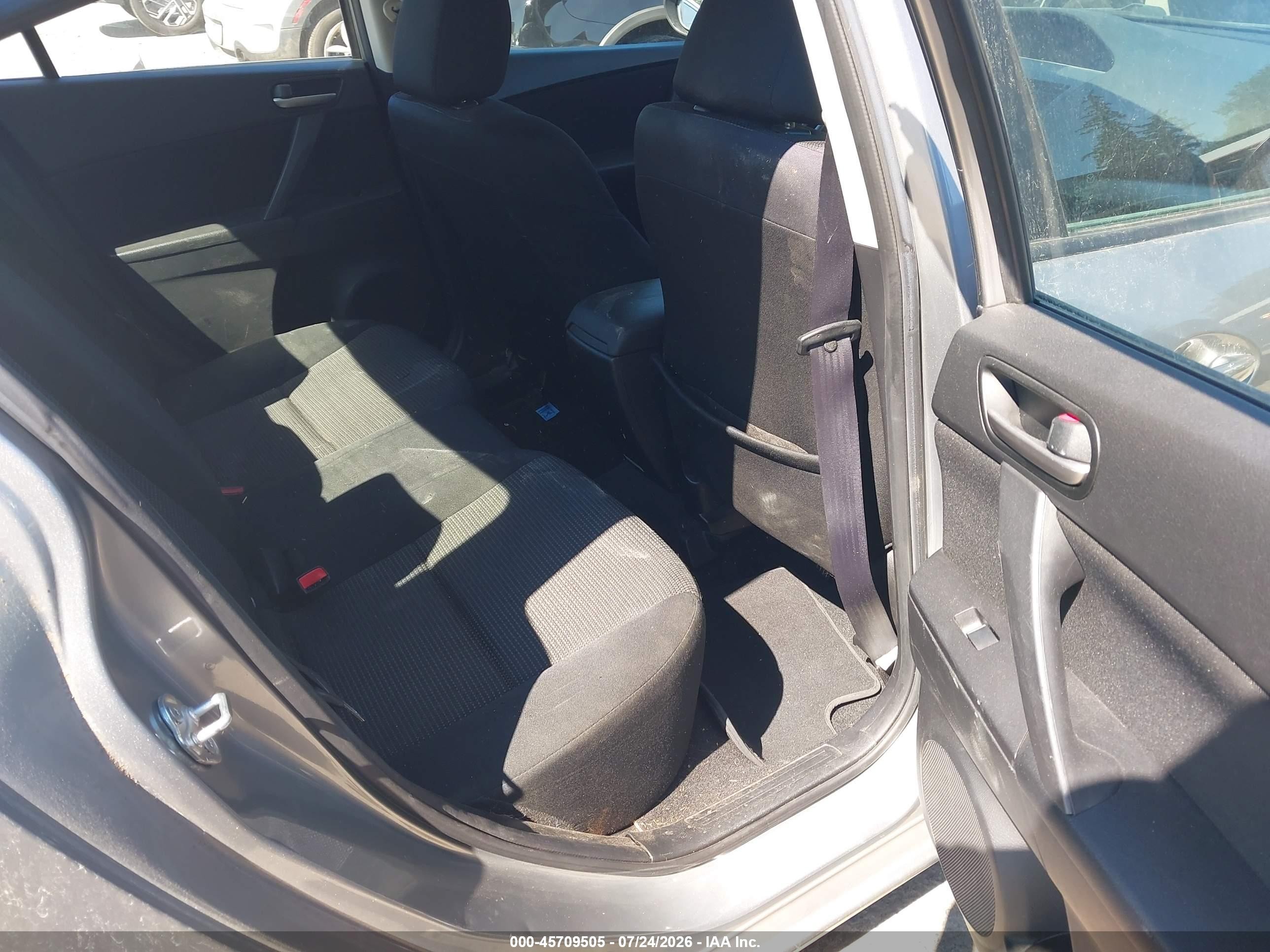 2013 Mazda Mazda3 I Sport Silver vin: JM1BL1U79D1832613