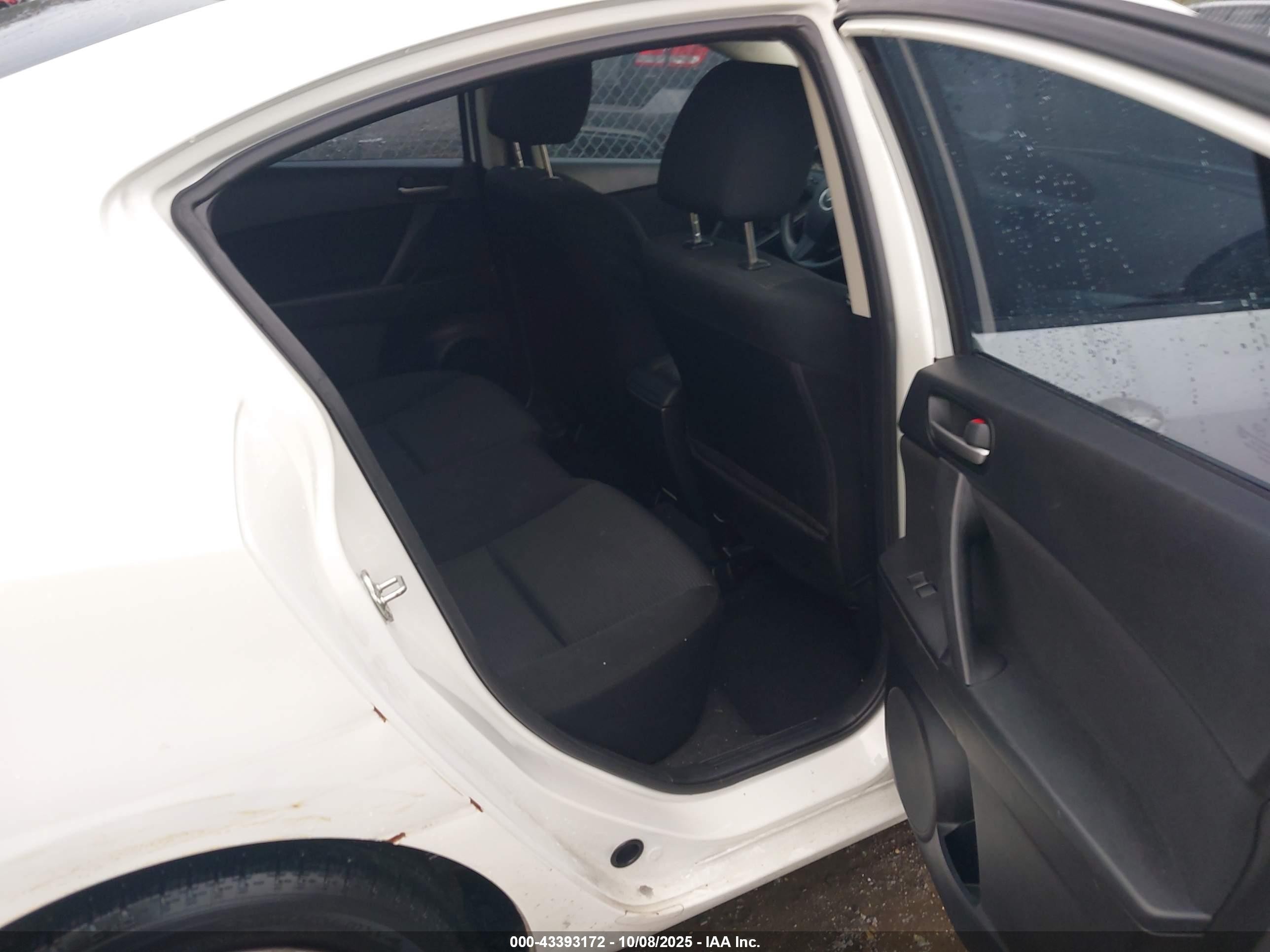 2013 Mazda Mazda3 I Sport Белый vin: JM1BL1U85D1701820