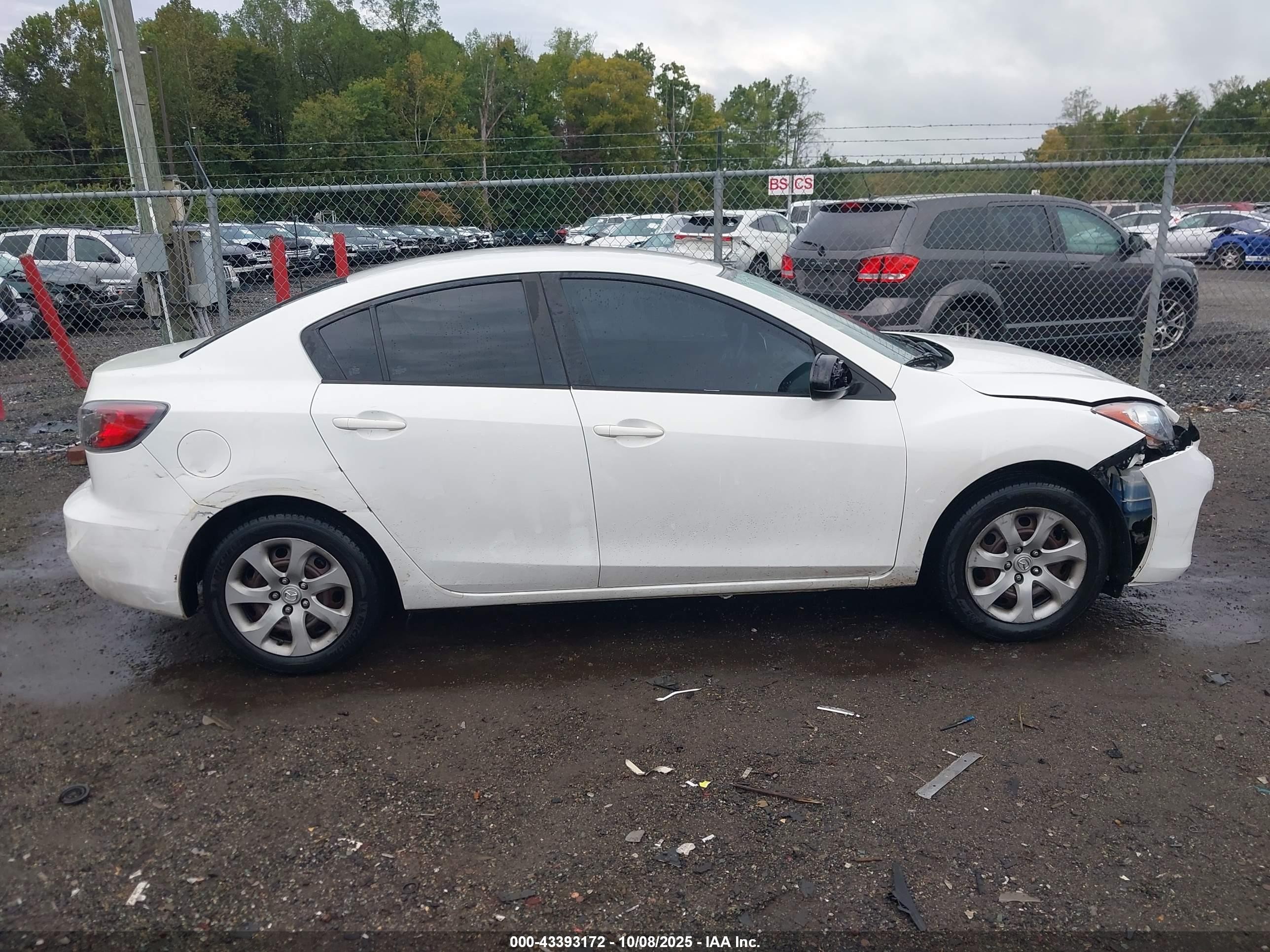 2013 Mazda Mazda3 I Sport Белый vin: JM1BL1U85D1701820