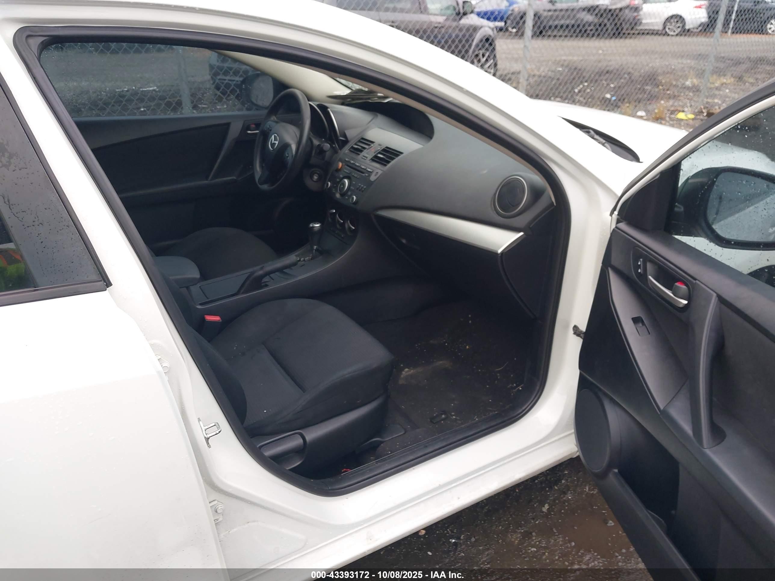 2013 Mazda Mazda3 I Sport Белый vin: JM1BL1U85D1701820