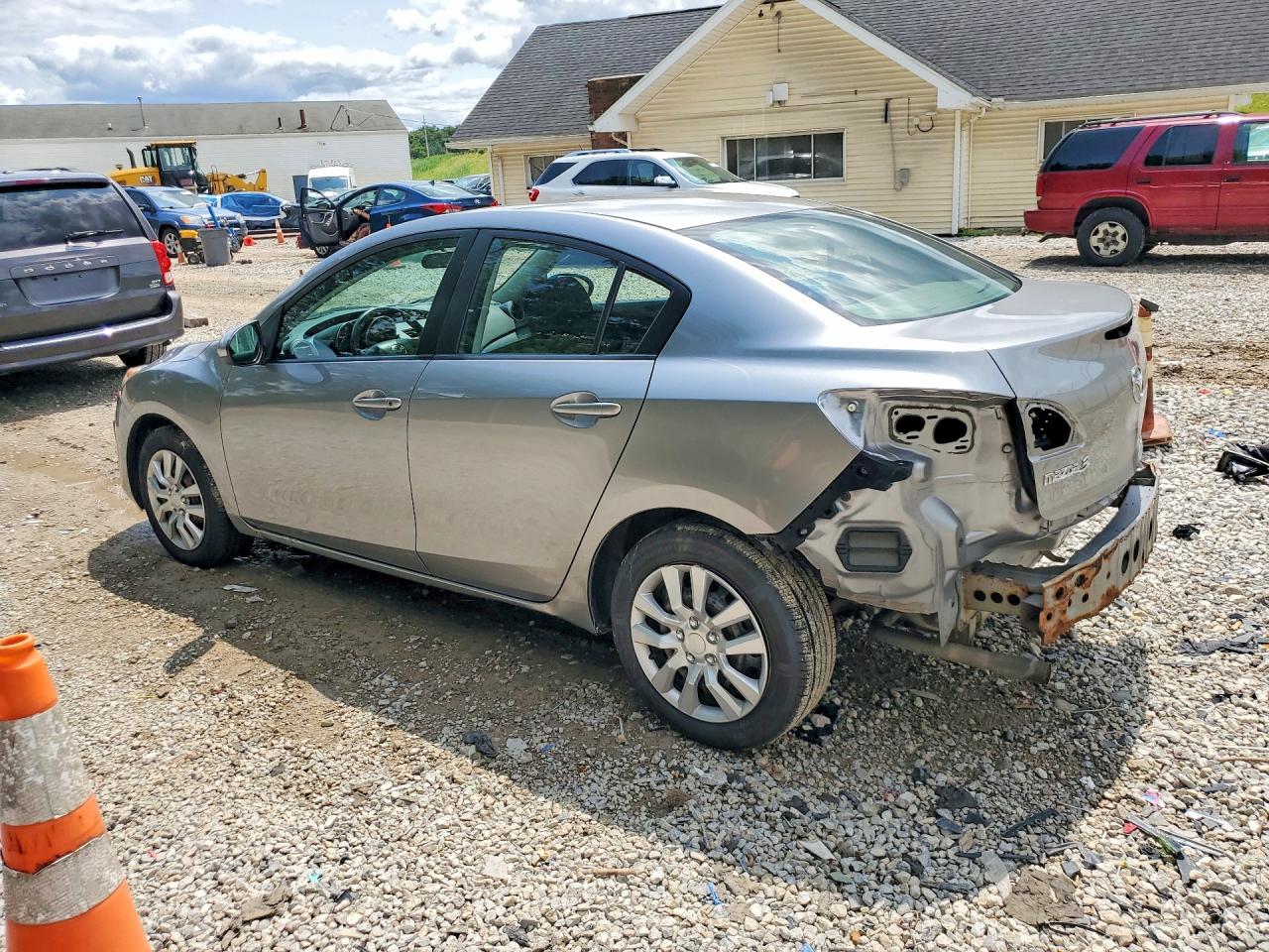 2011 Mazda 3 I Silver vin: JM1BL1UF1B1902609