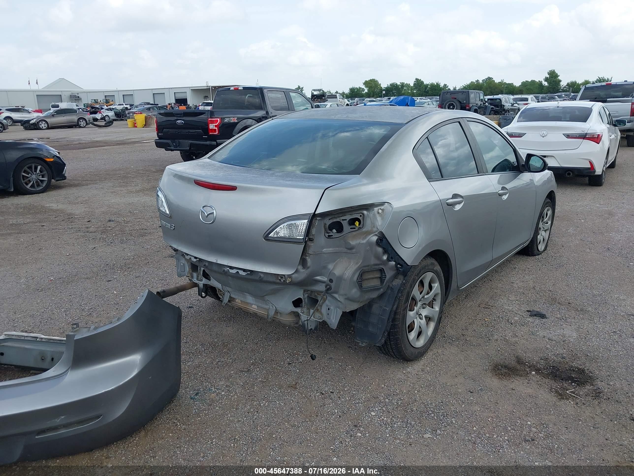 2012 Mazda Mazda3 I Sport Серебряный vin: JM1BL1UF2C1553655