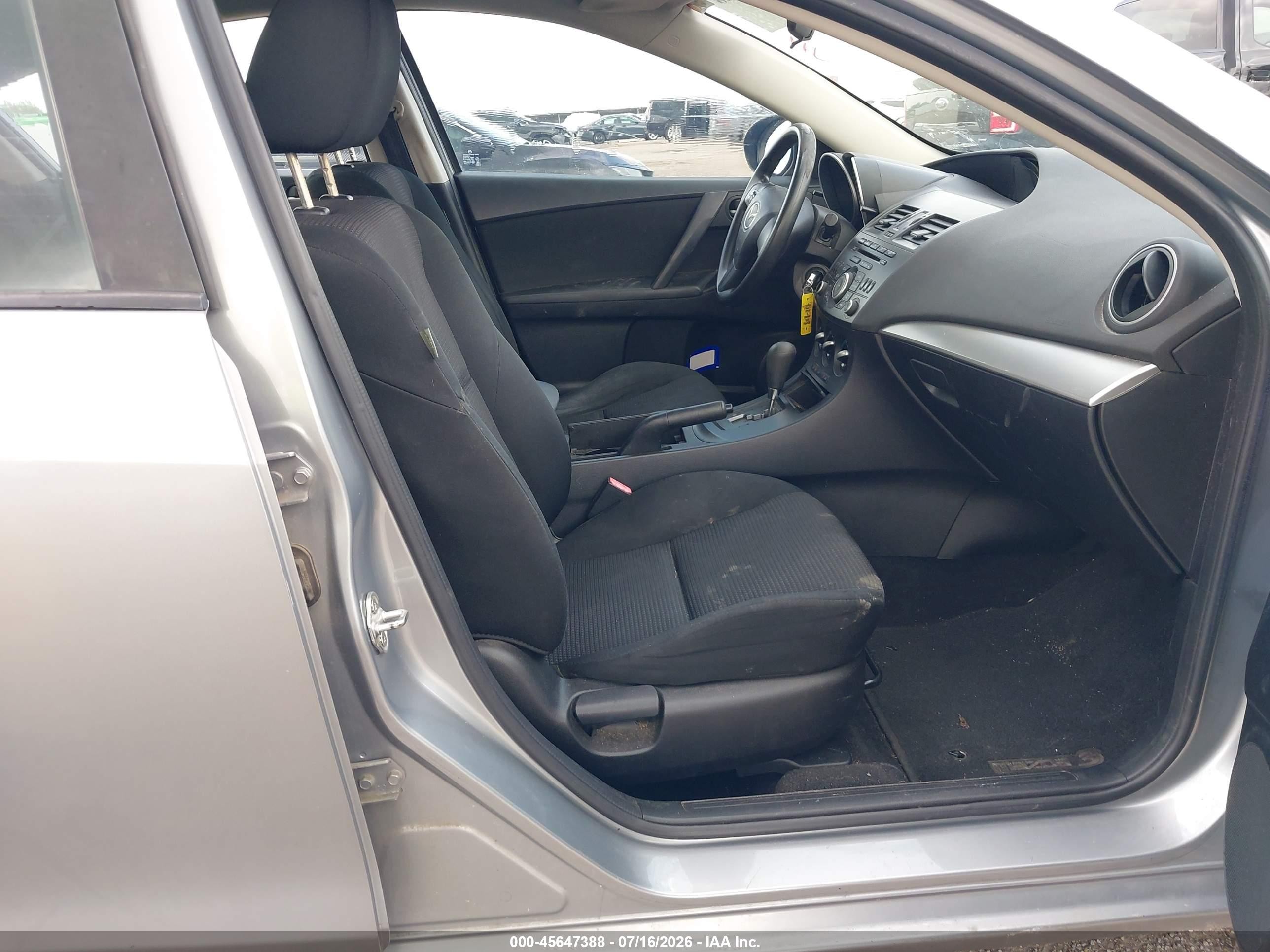 2012 Mazda Mazda3 I Sport Серебряный vin: JM1BL1UF2C1553655