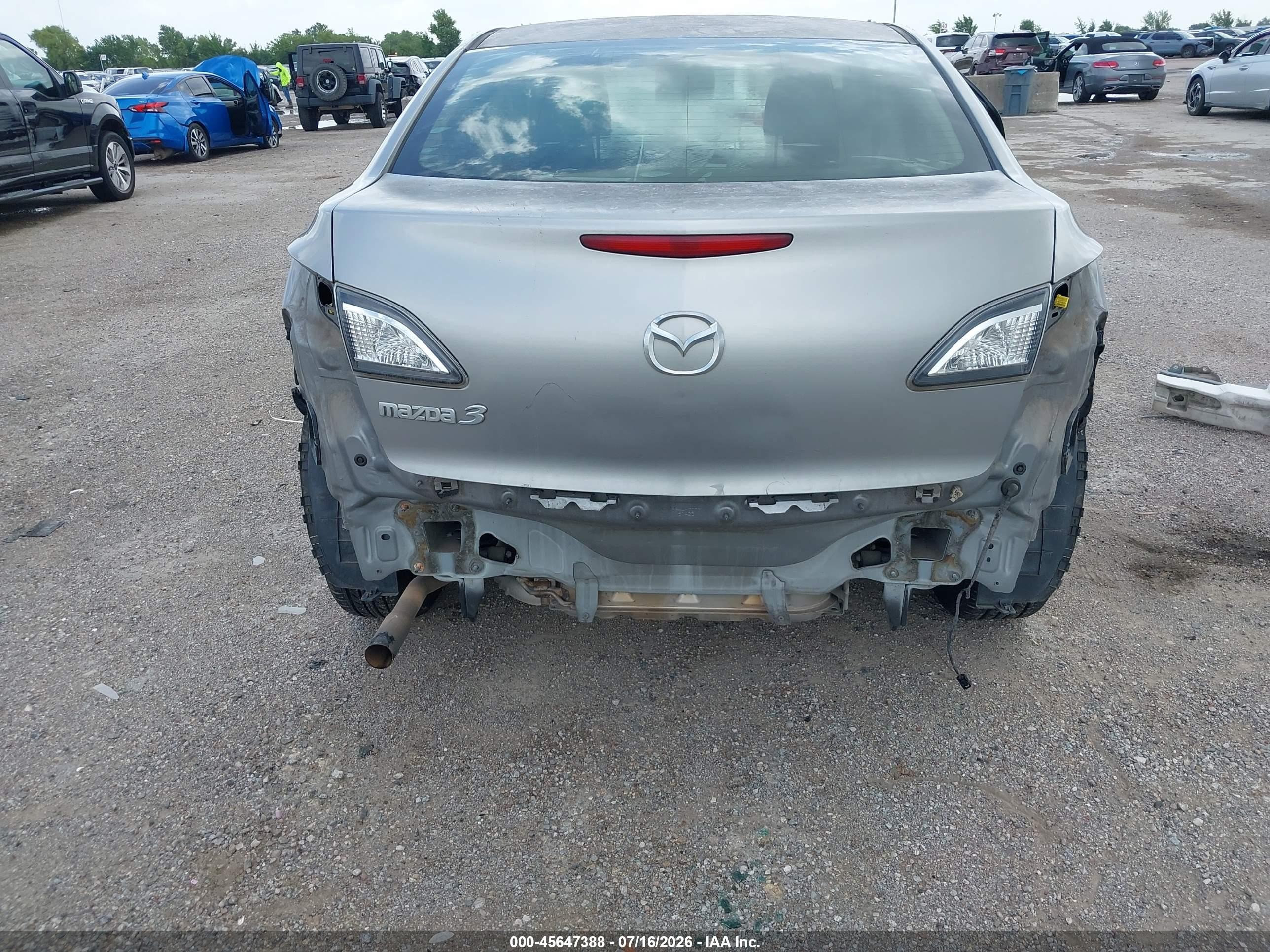 2012 Mazda Mazda3 I Sport Серебряный vin: JM1BL1UF2C1553655