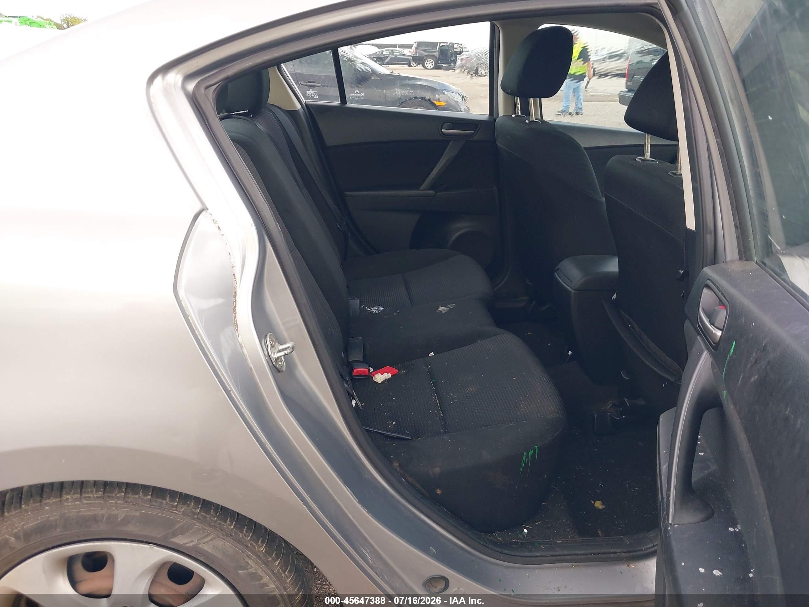 2012 Mazda Mazda3 I Sport Серебряный vin: JM1BL1UF2C1553655