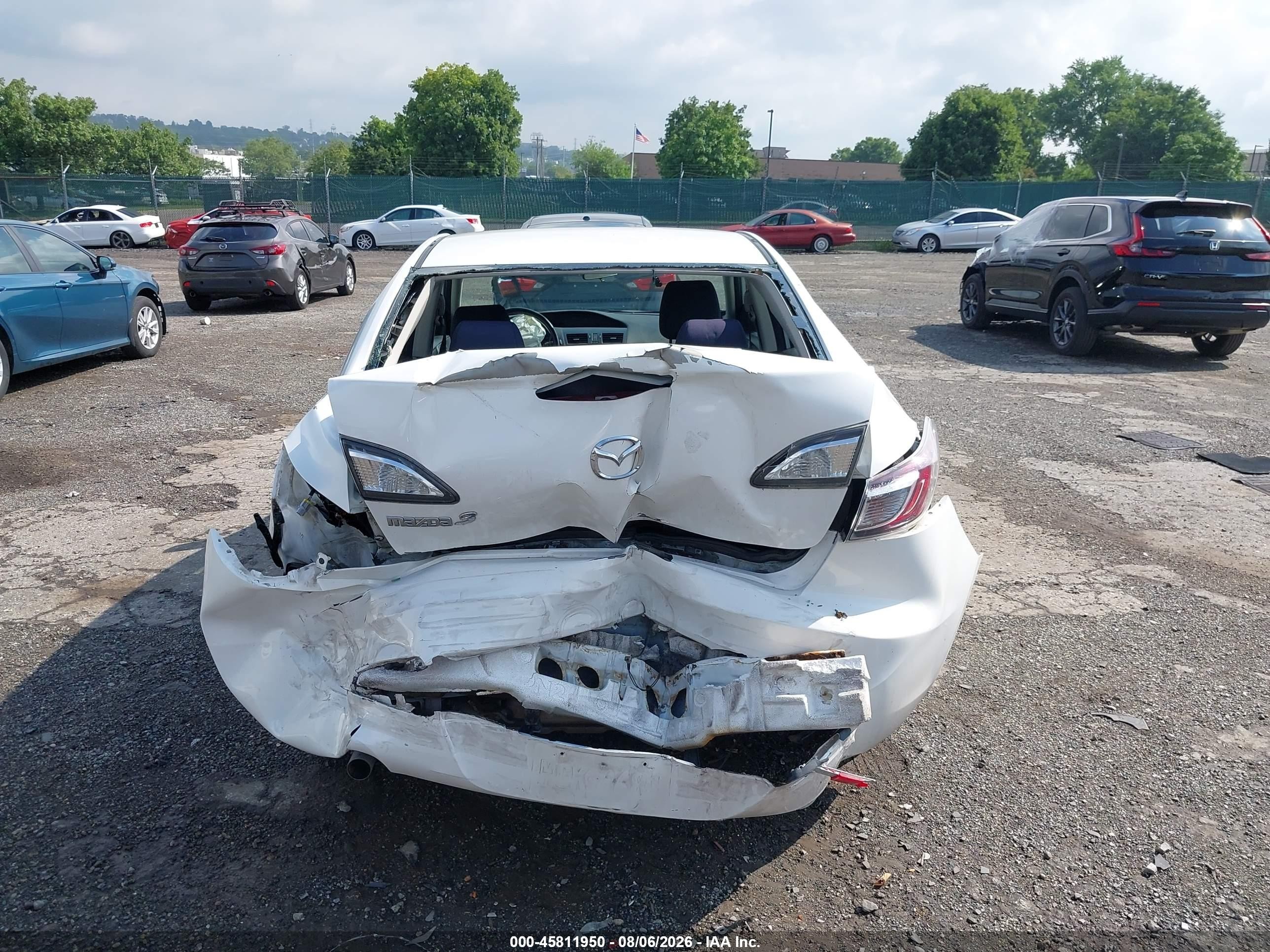2012 Mazda Mazda3 I Sport White vin: JM1BL1UF6C1592149