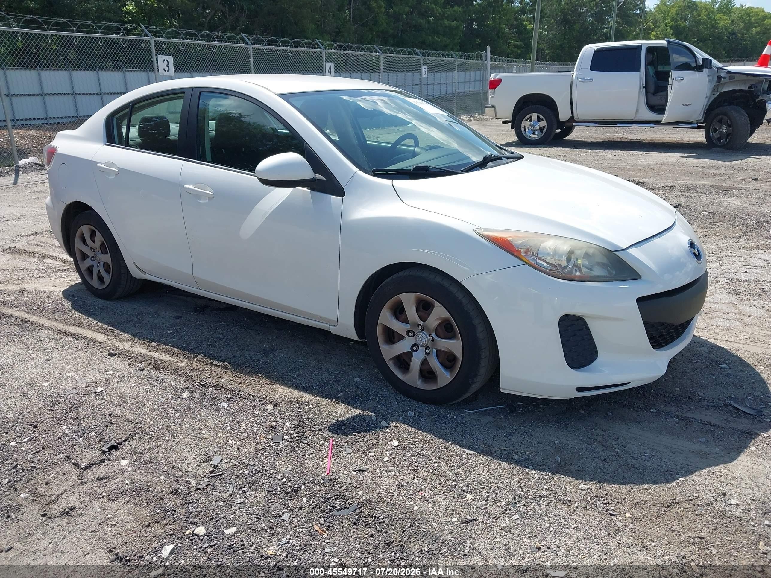 2012 Mazda Mazda3 I Sport White vin: JM1BL1UF6C1665388
