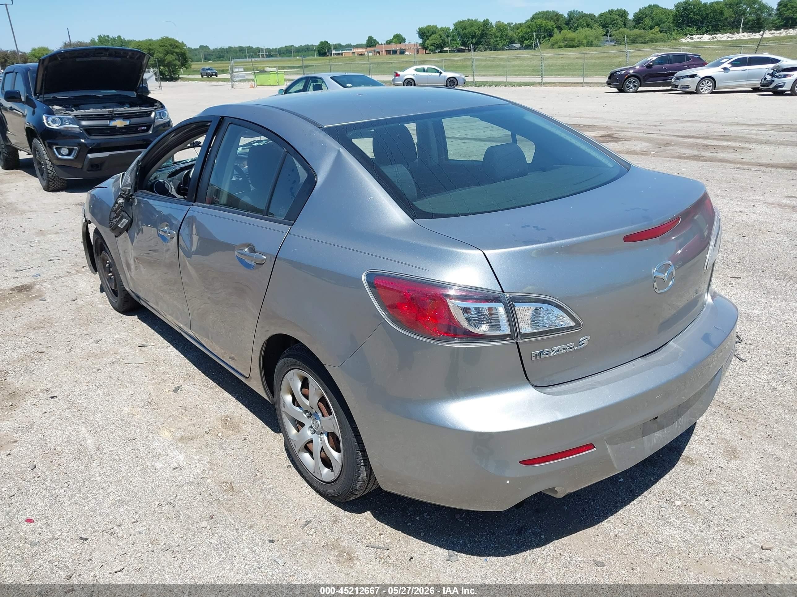 2012 Mazda Mazda3 I Sport Silver vin: JM1BL1UF7C1528248