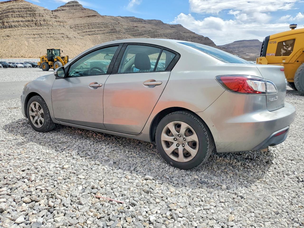 2011 Mazda 3 I Серебряный vin: JM1BL1UF9B1496126