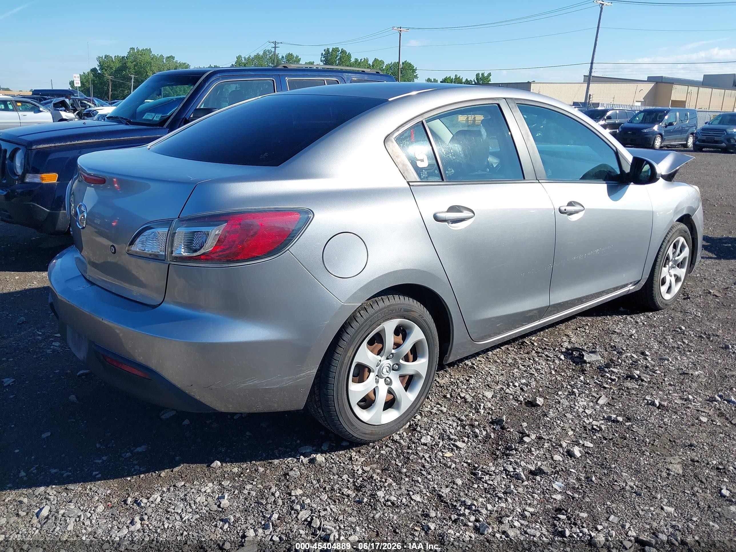 2011 Mazda Mazda3 I Sport Gray vin: JM1BL1UG0B1392651