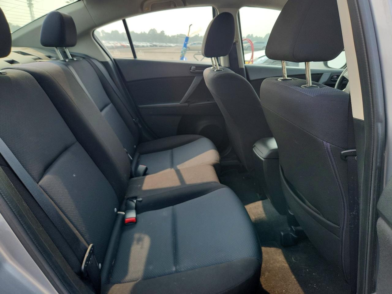 2011 Mazda 3 4d I Spt Silver vin: JM1BL1UG0B1422358