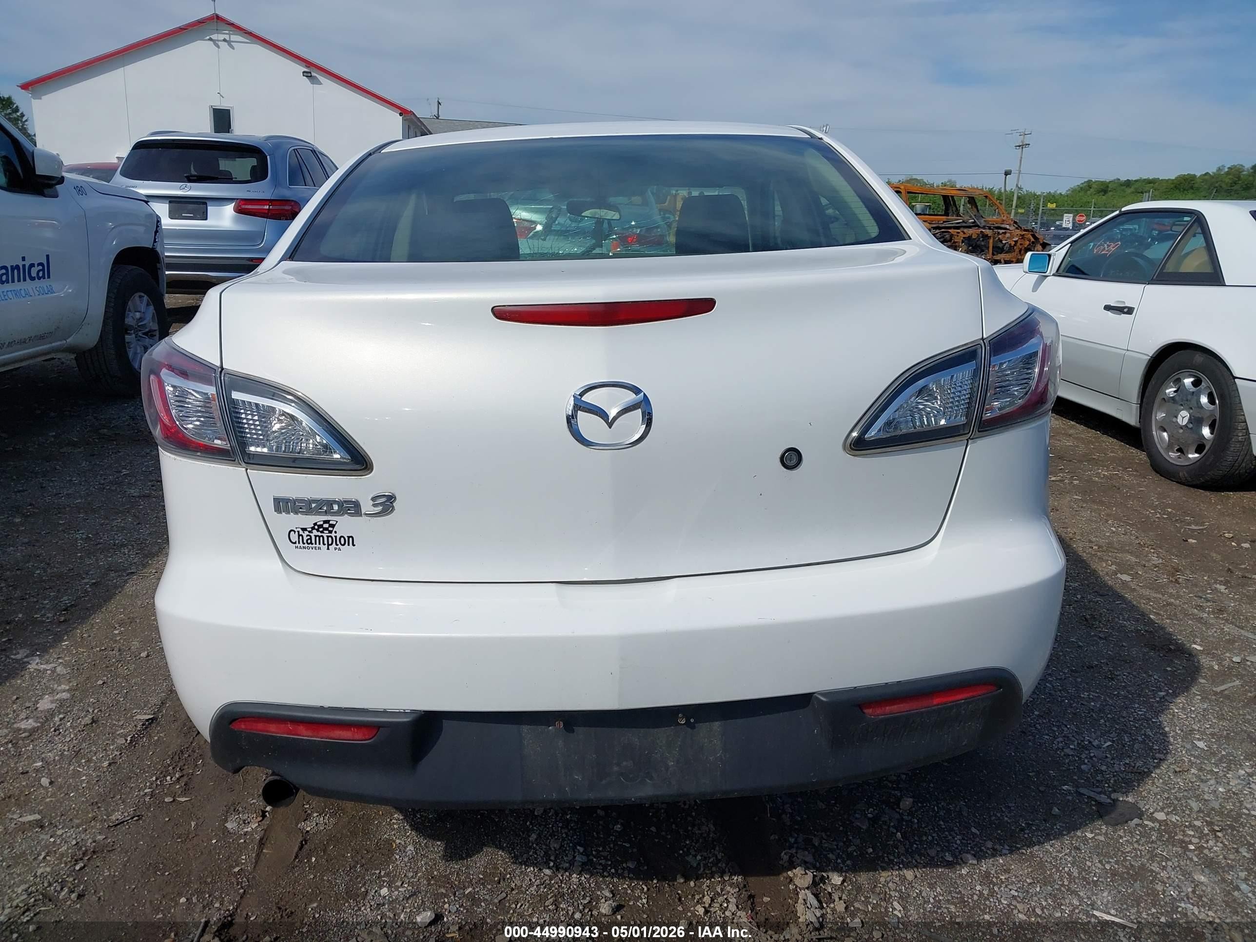 2011 Mazda Mazda3 I Sport White vin: JM1BL1UG1B1382579