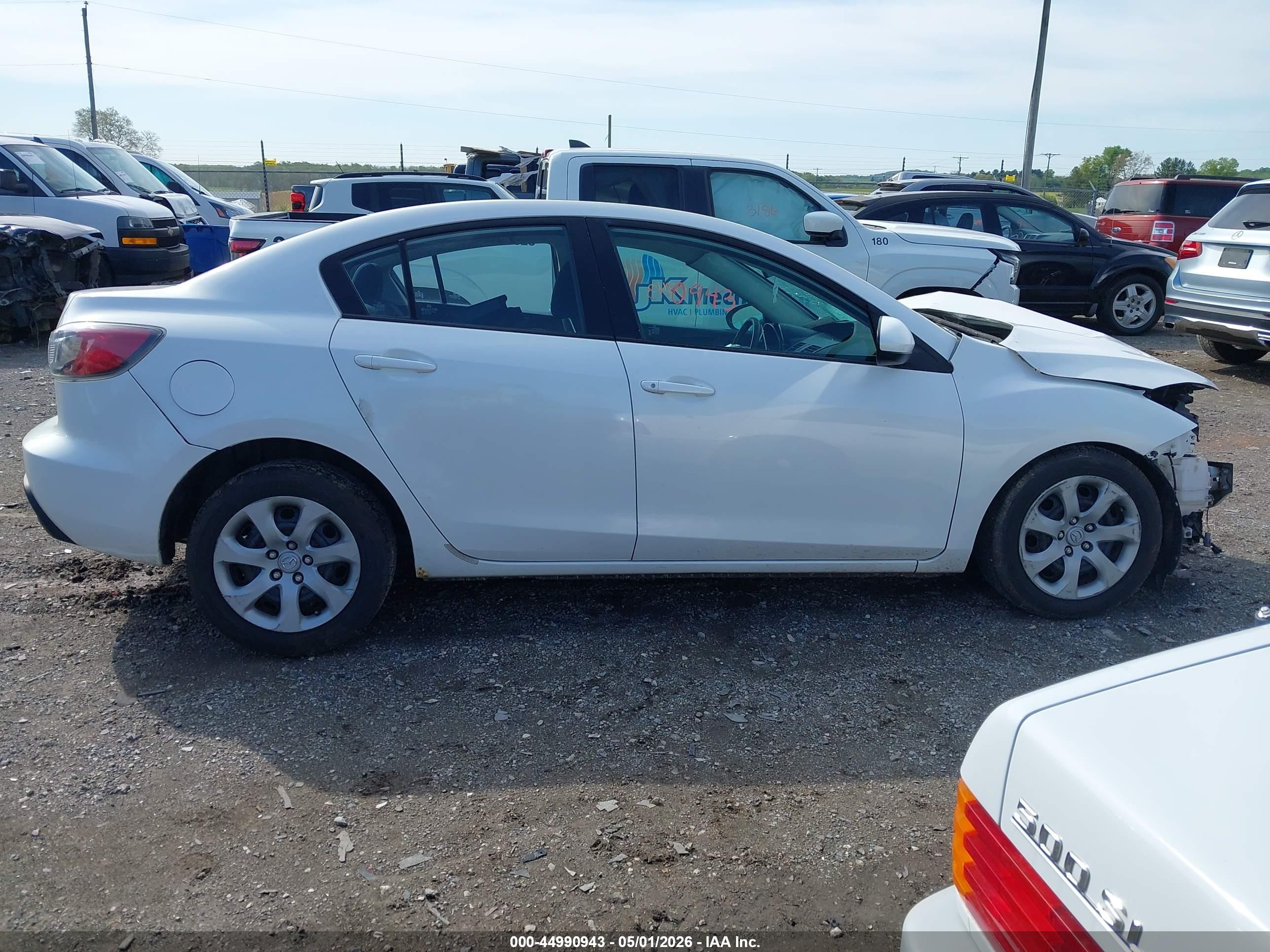 2011 Mazda Mazda3 I Sport White vin: JM1BL1UG1B1382579