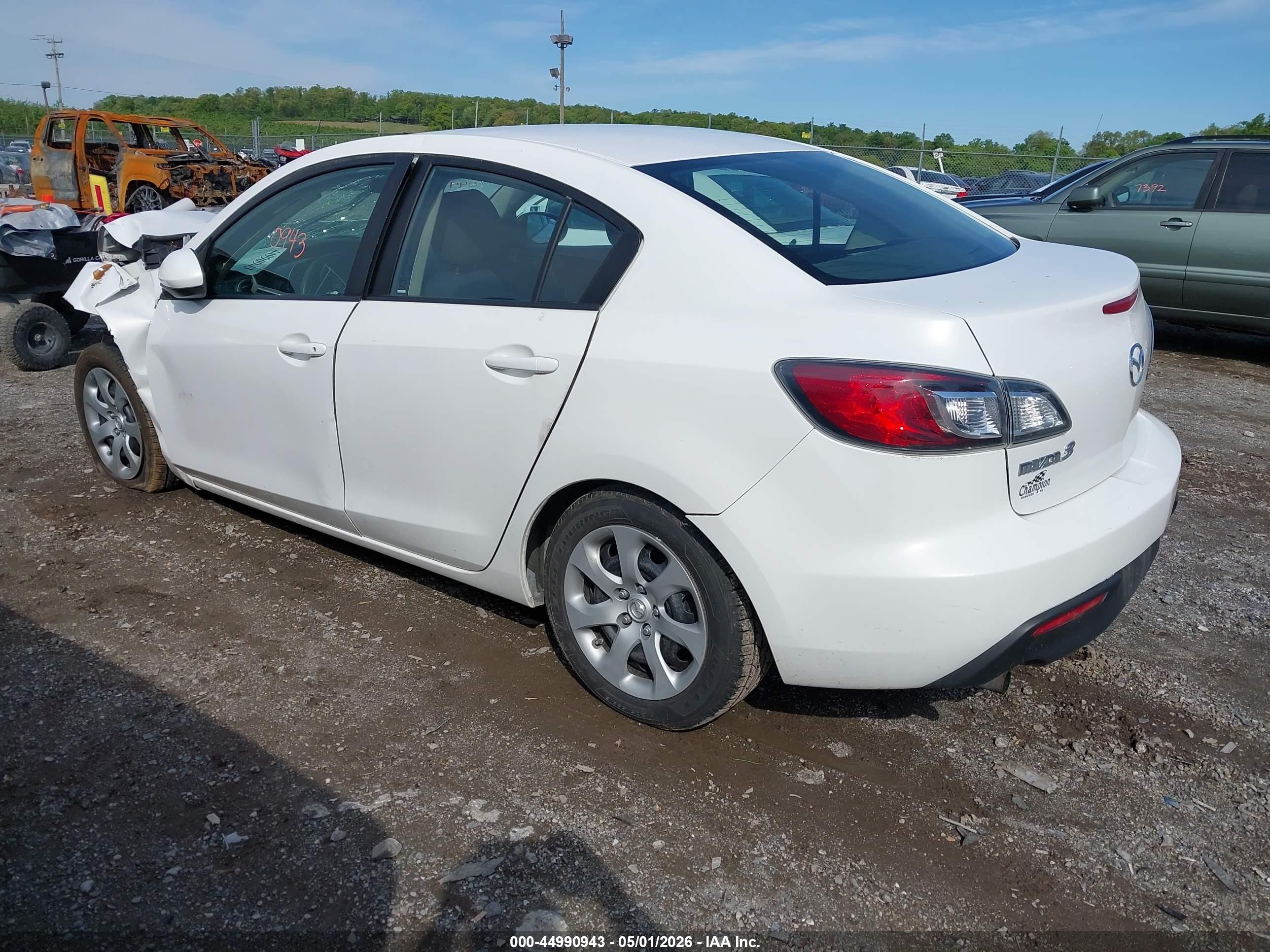 2011 Mazda Mazda3 I Sport White vin: JM1BL1UG1B1382579