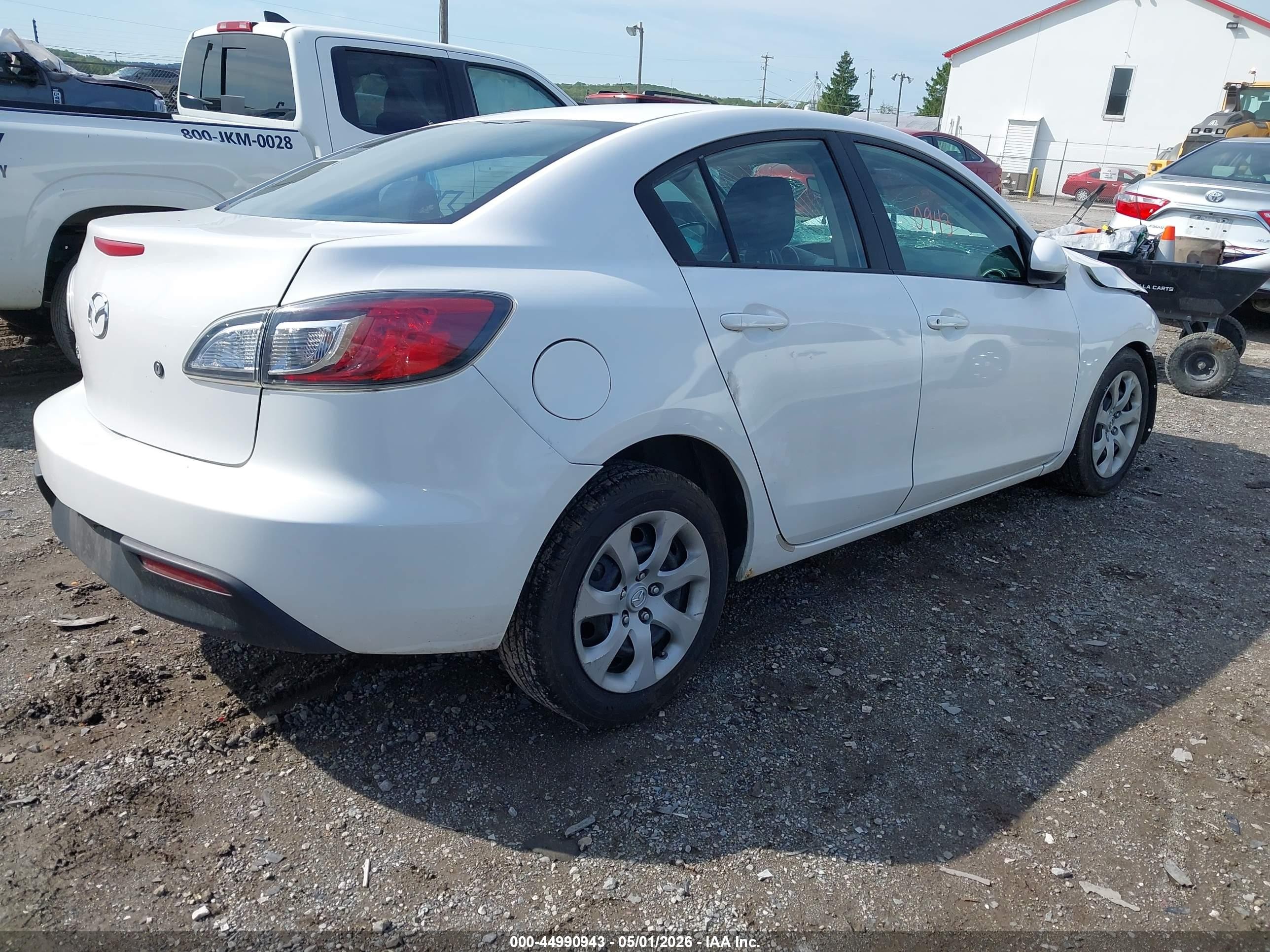 2011 Mazda Mazda3 I Sport White vin: JM1BL1UG1B1382579