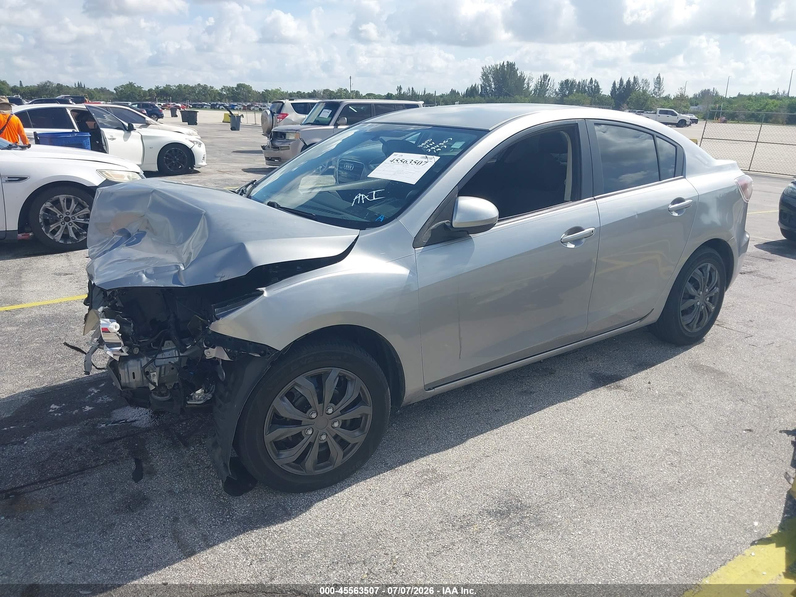2011 Mazda Mazda3 I Sport Silver vin: JM1BL1UG3B1462644