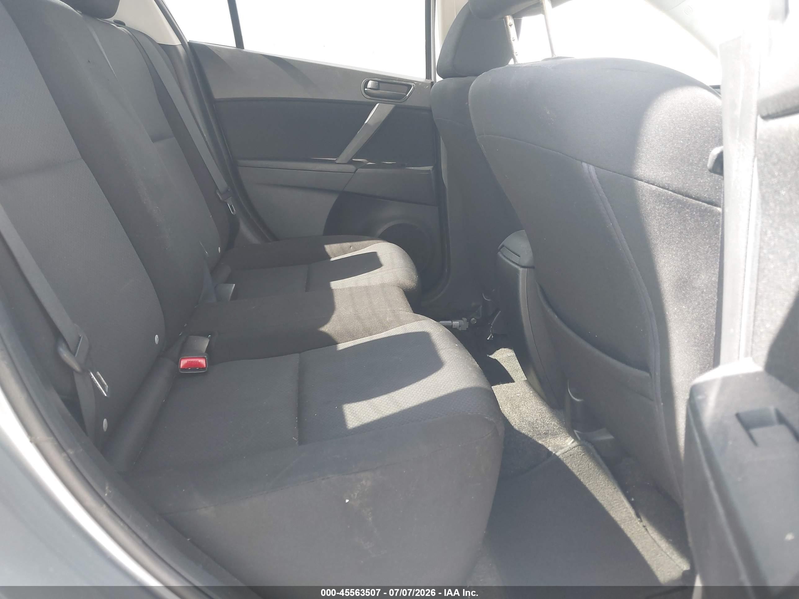 2011 Mazda Mazda3 I Sport Silver vin: JM1BL1UG3B1462644