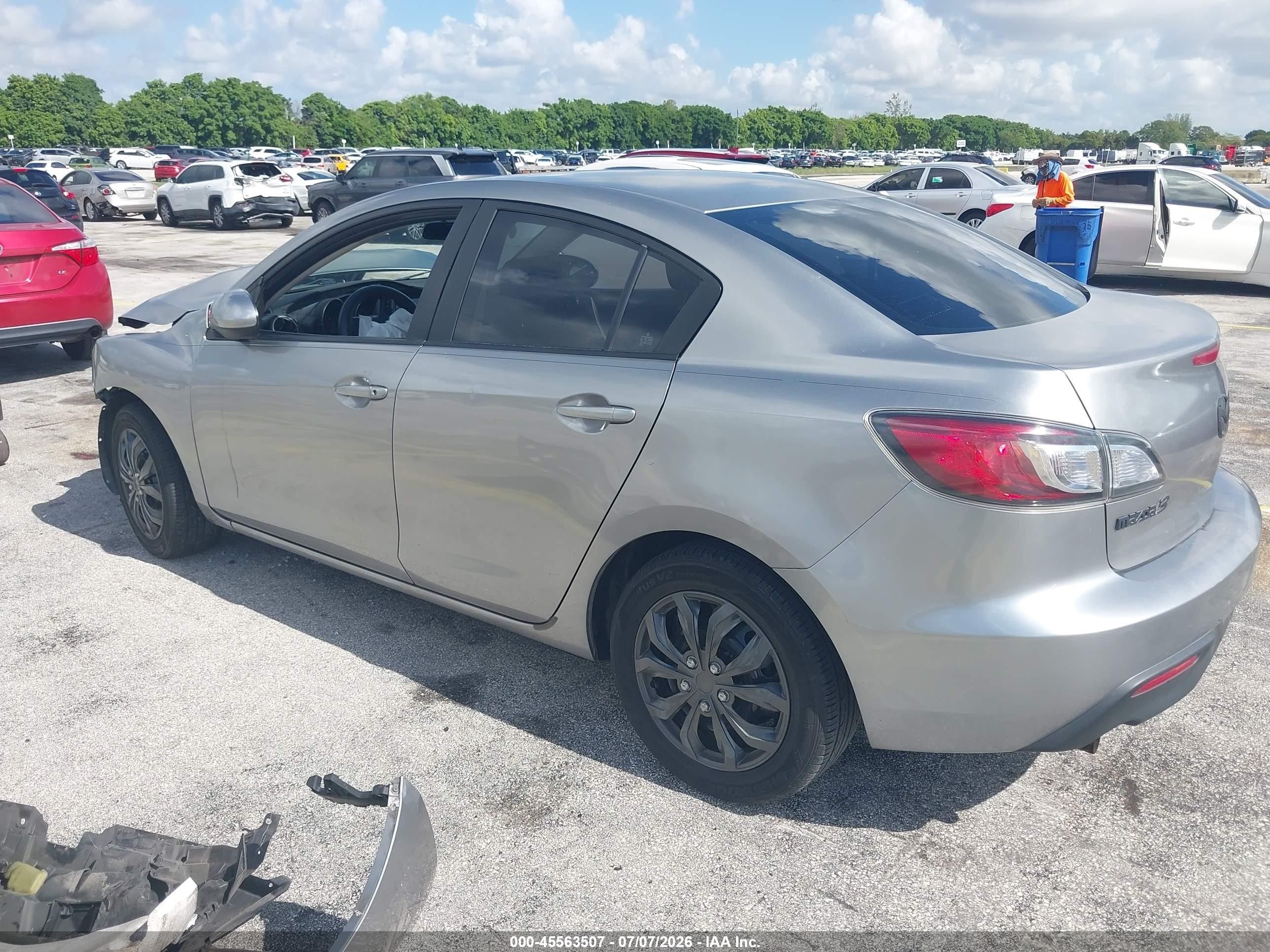 2011 Mazda Mazda3 I Sport Silver vin: JM1BL1UG3B1462644