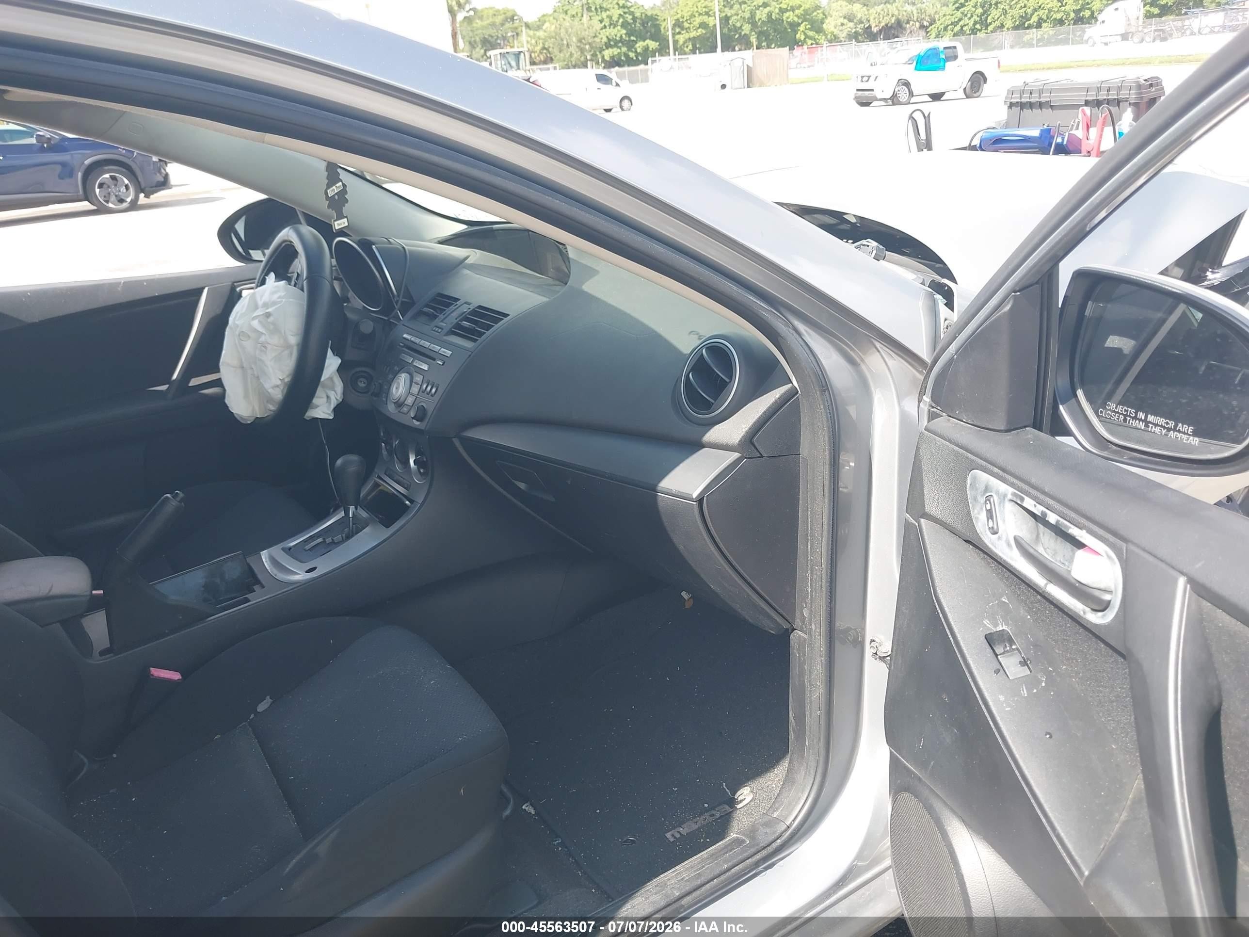 2011 Mazda Mazda3 I Sport Silver vin: JM1BL1UG3B1462644