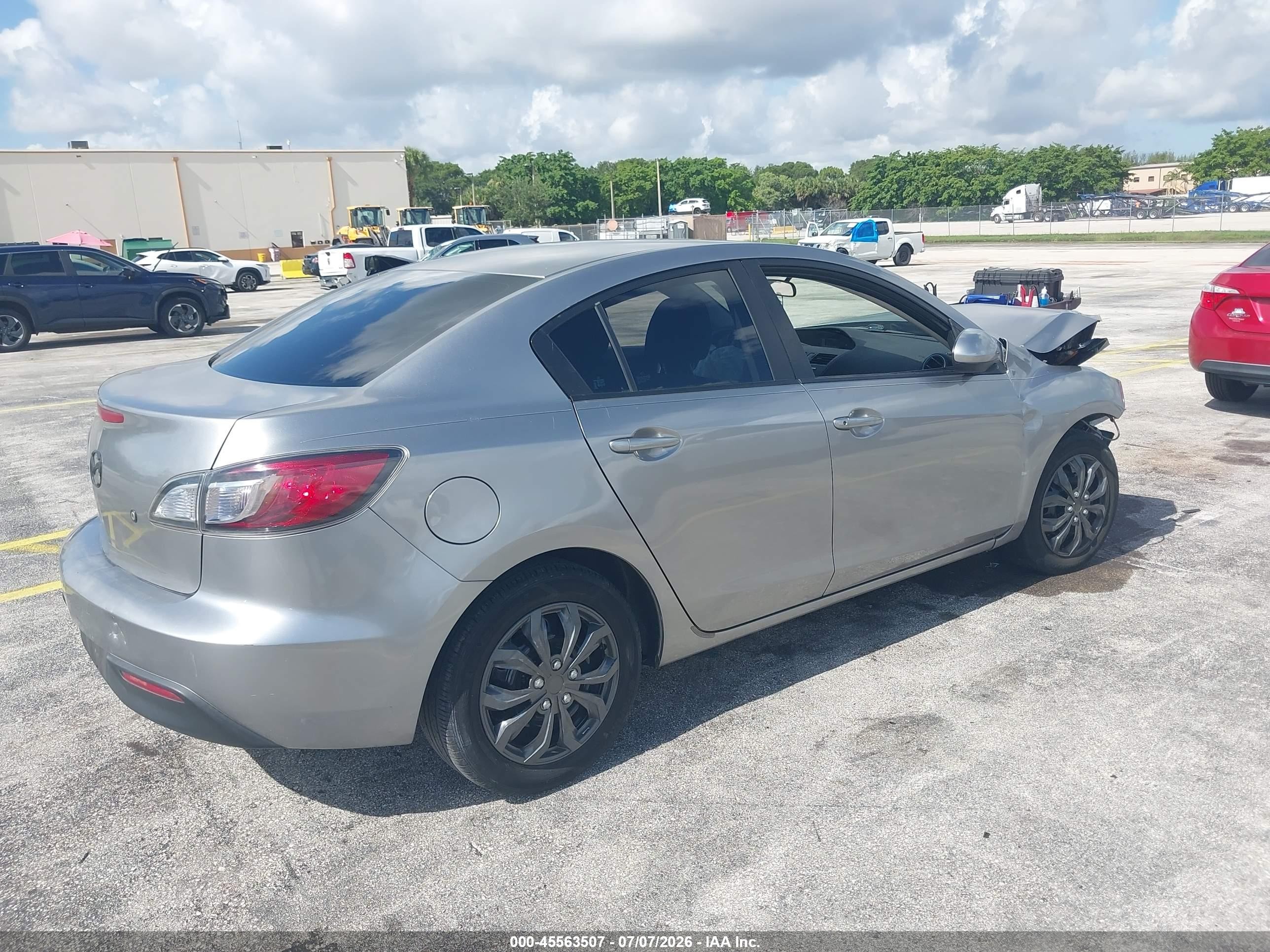 2011 Mazda Mazda3 I Sport Silver vin: JM1BL1UG3B1462644