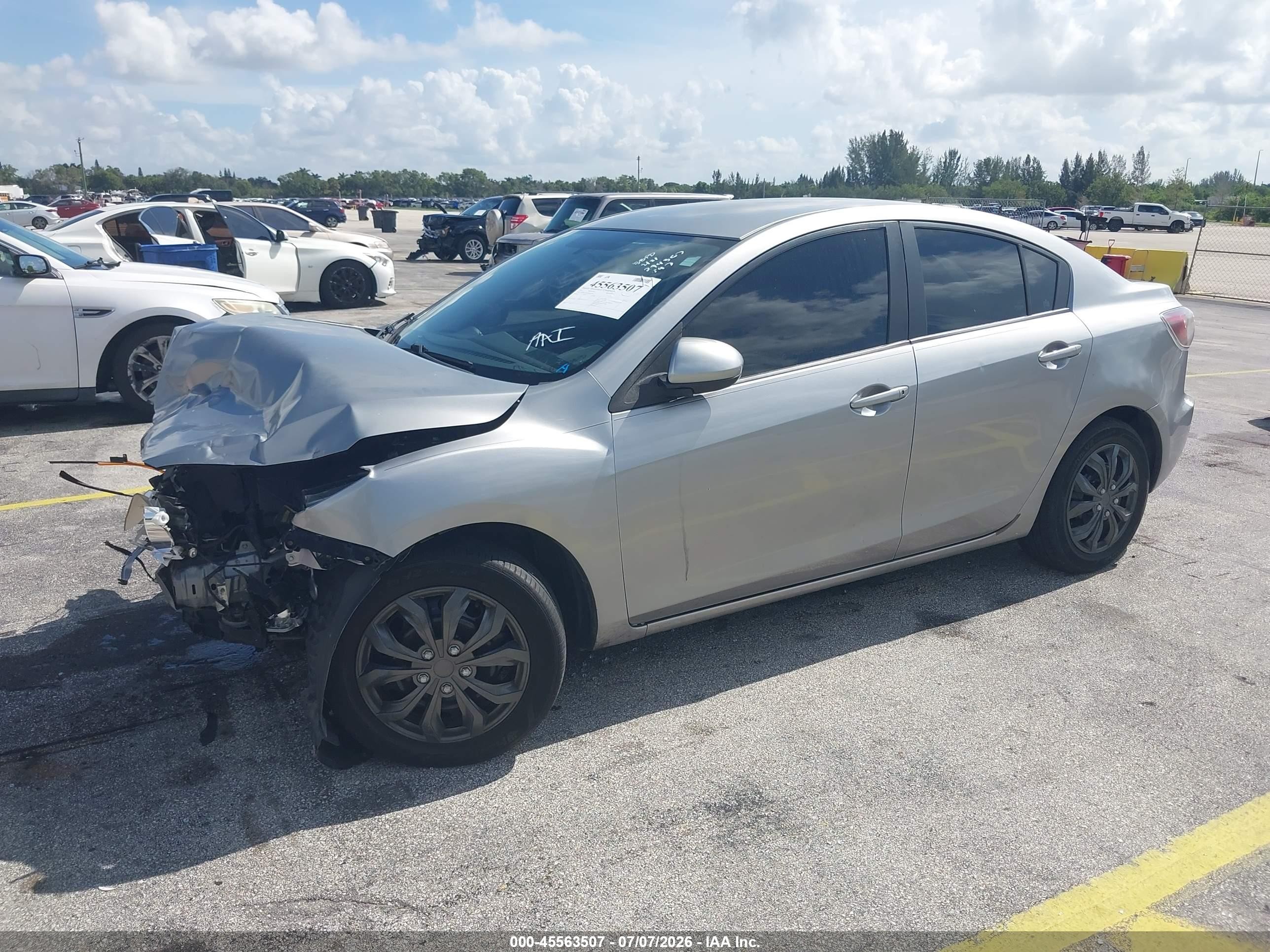 2011 Mazda Mazda3 I Sport Silver vin: JM1BL1UG3B1462644