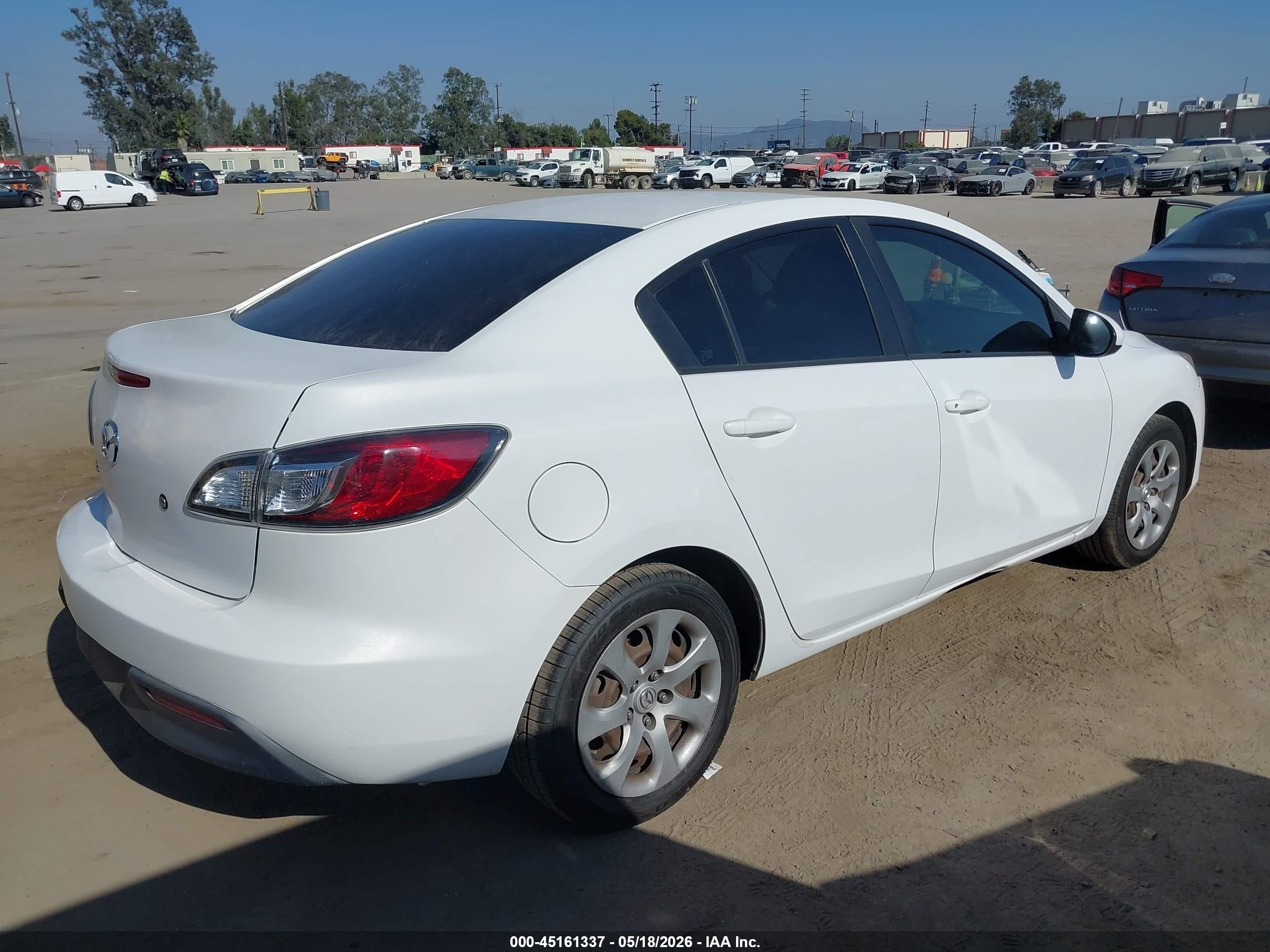 2011 Mazda Mazda3 I Sport White vin: JM1BL1UG4B1497029