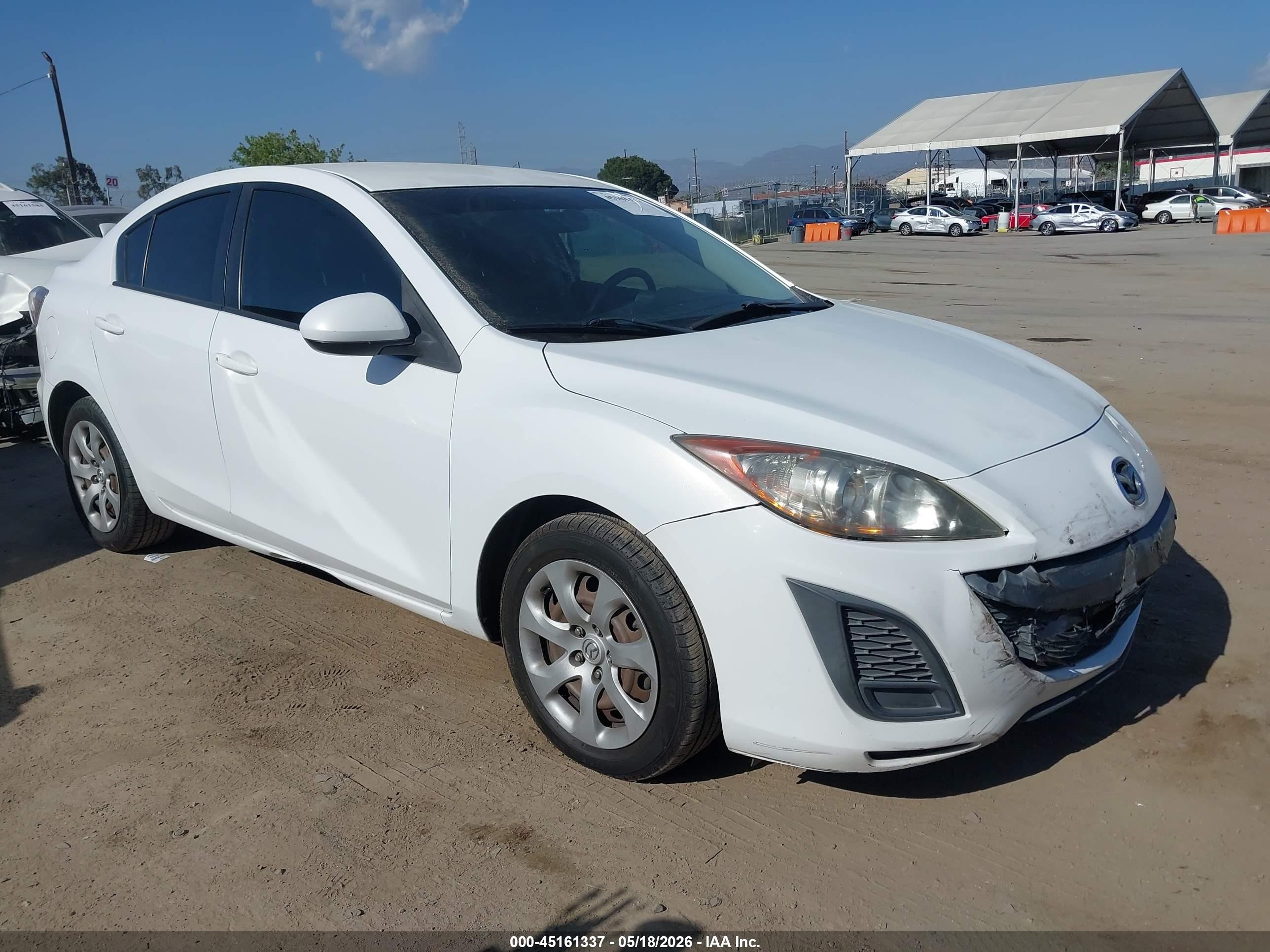 2011 Mazda Mazda3 I Sport White vin: JM1BL1UG4B1497029