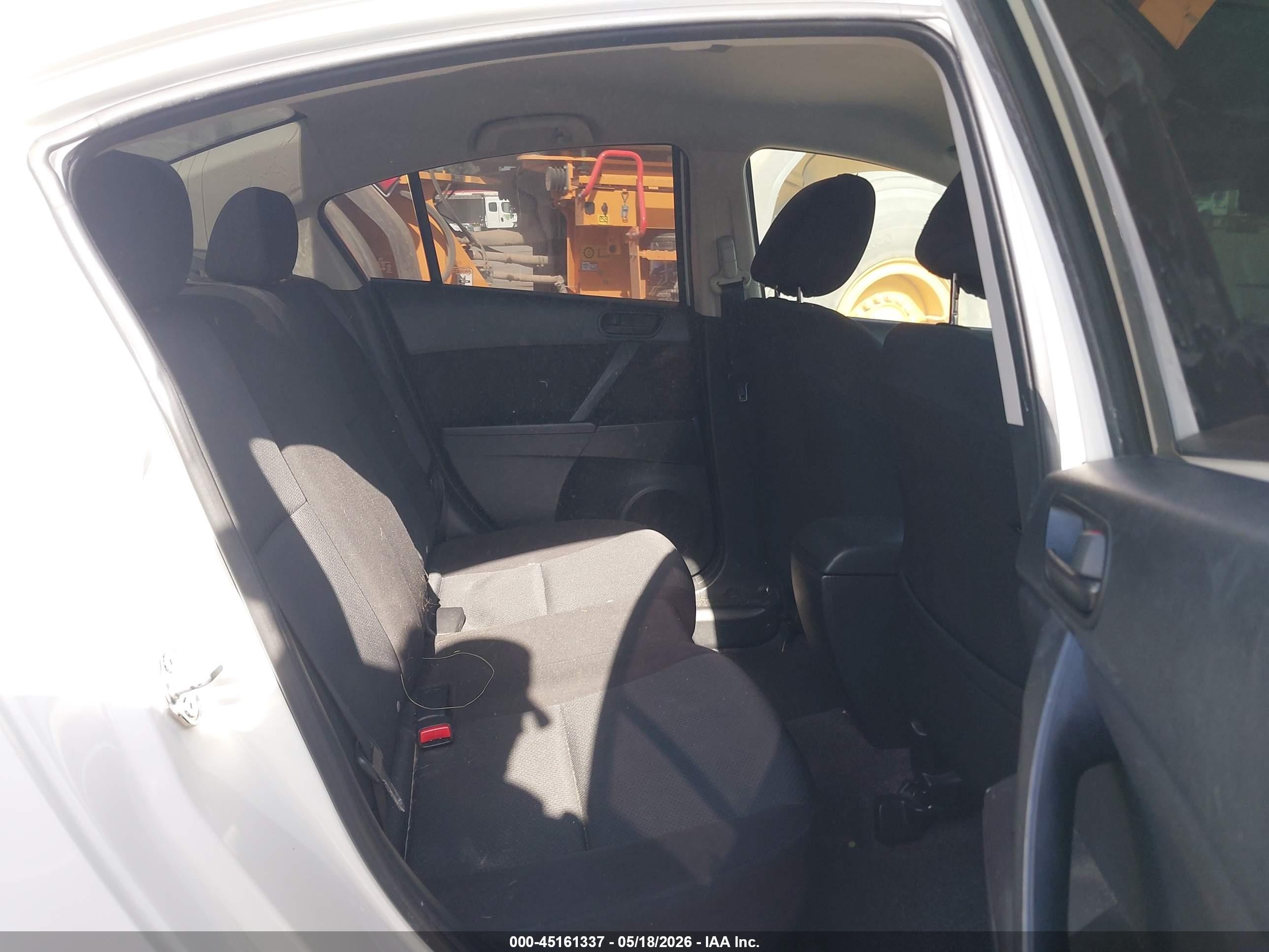 2011 Mazda Mazda3 I Sport White vin: JM1BL1UG4B1497029