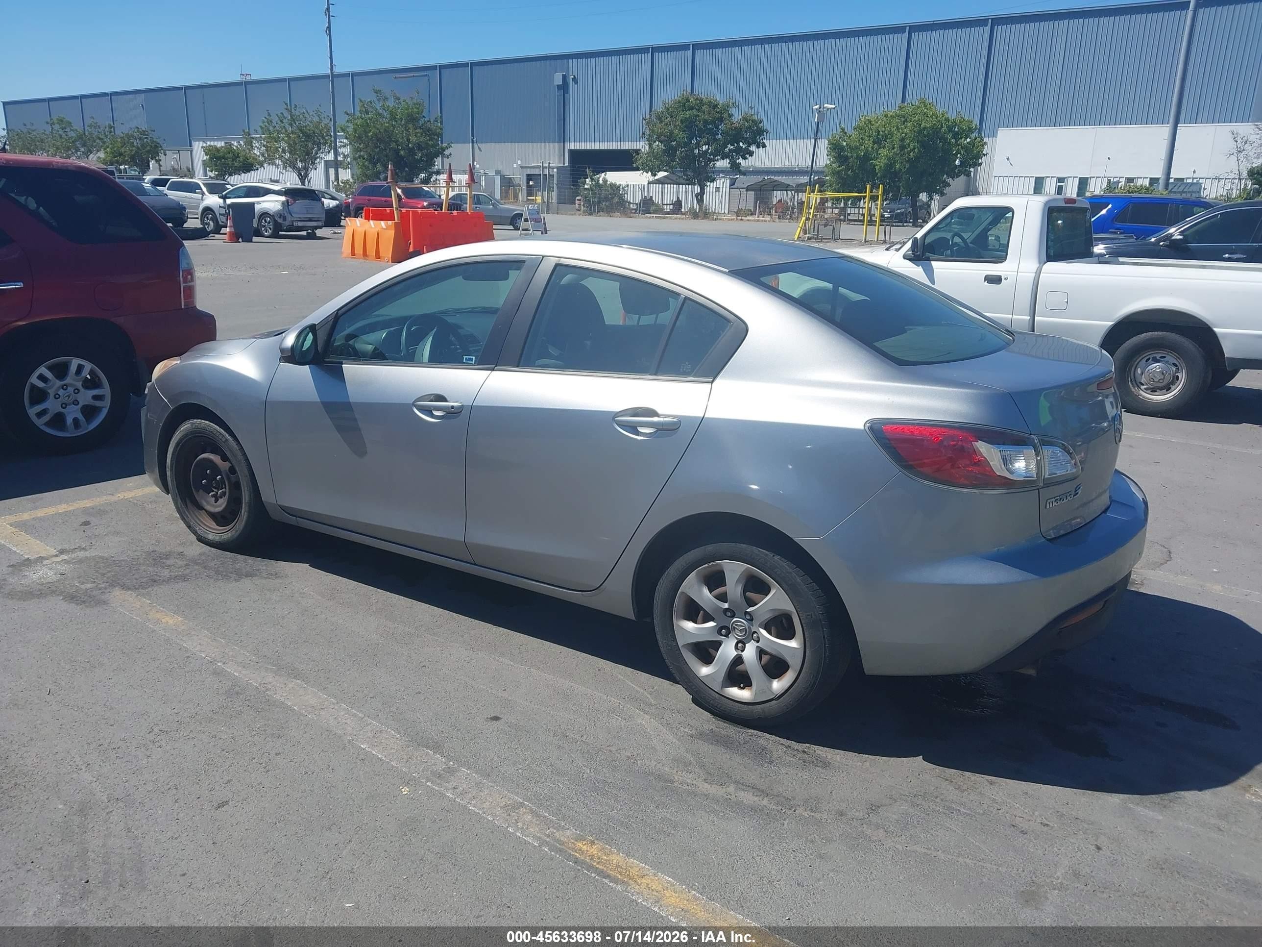 2011 Mazda Mazda3 I Sport Silver vin: JM1BL1UG7B1467913