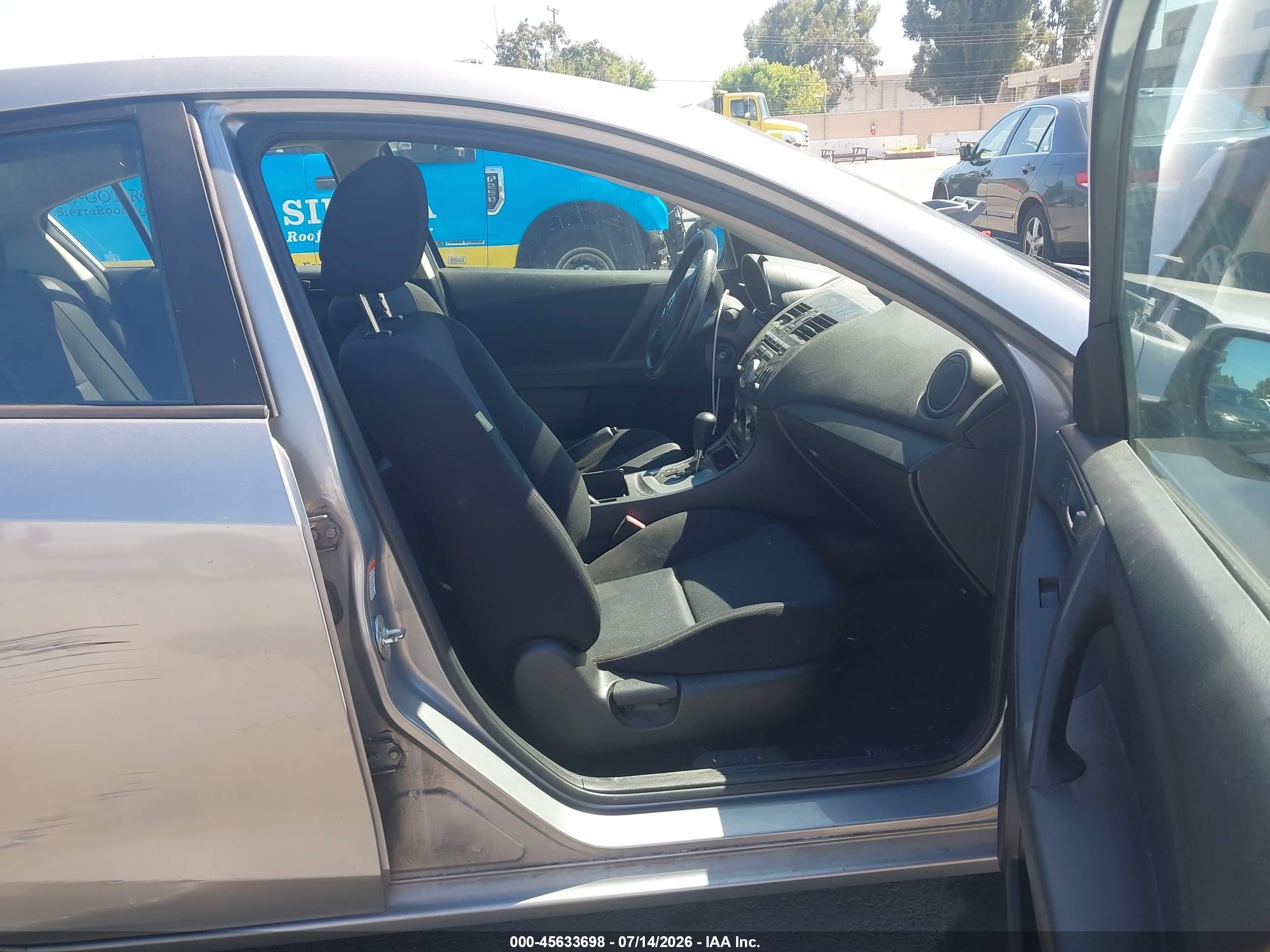 2011 Mazda Mazda3 I Sport Silver vin: JM1BL1UG7B1467913