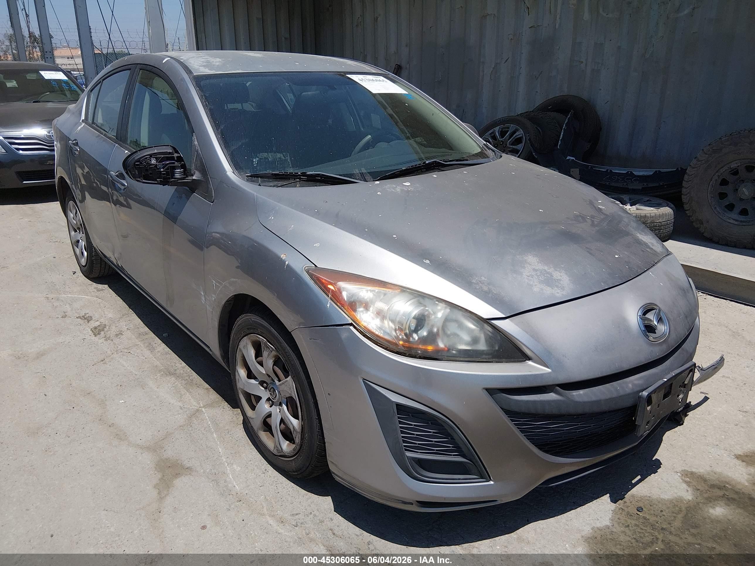2011 Mazda Mazda3 I Sport Silver vin: JM1BL1UG7B1490690