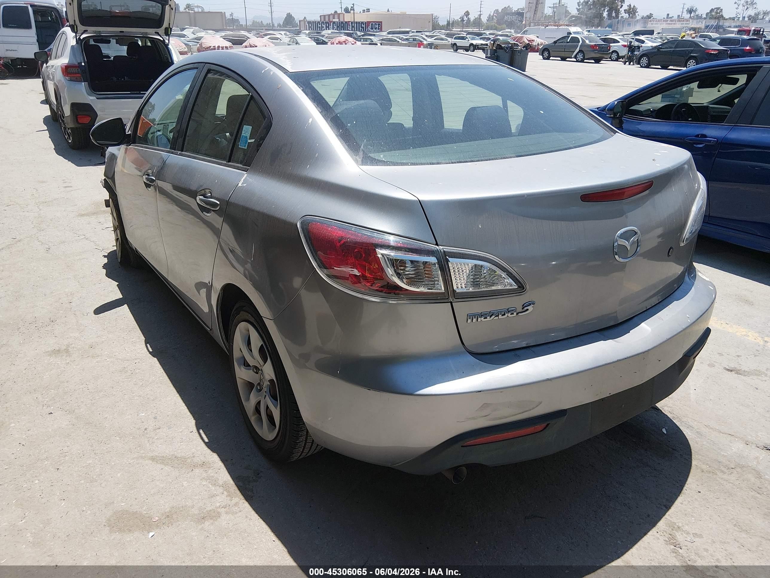 2011 Mazda Mazda3 I Sport Silver vin: JM1BL1UG7B1490690
