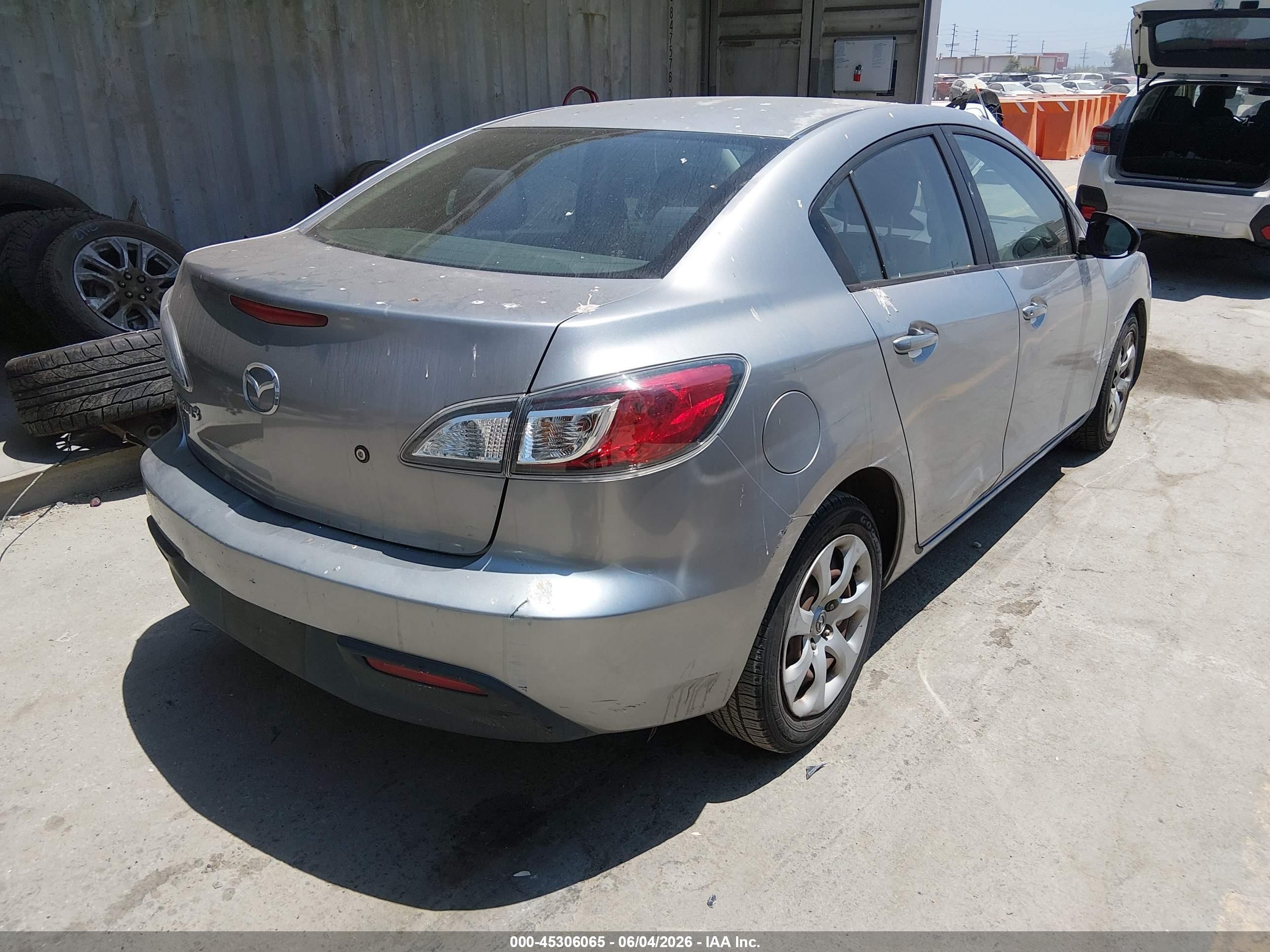 2011 Mazda Mazda3 I Sport Silver vin: JM1BL1UG7B1490690