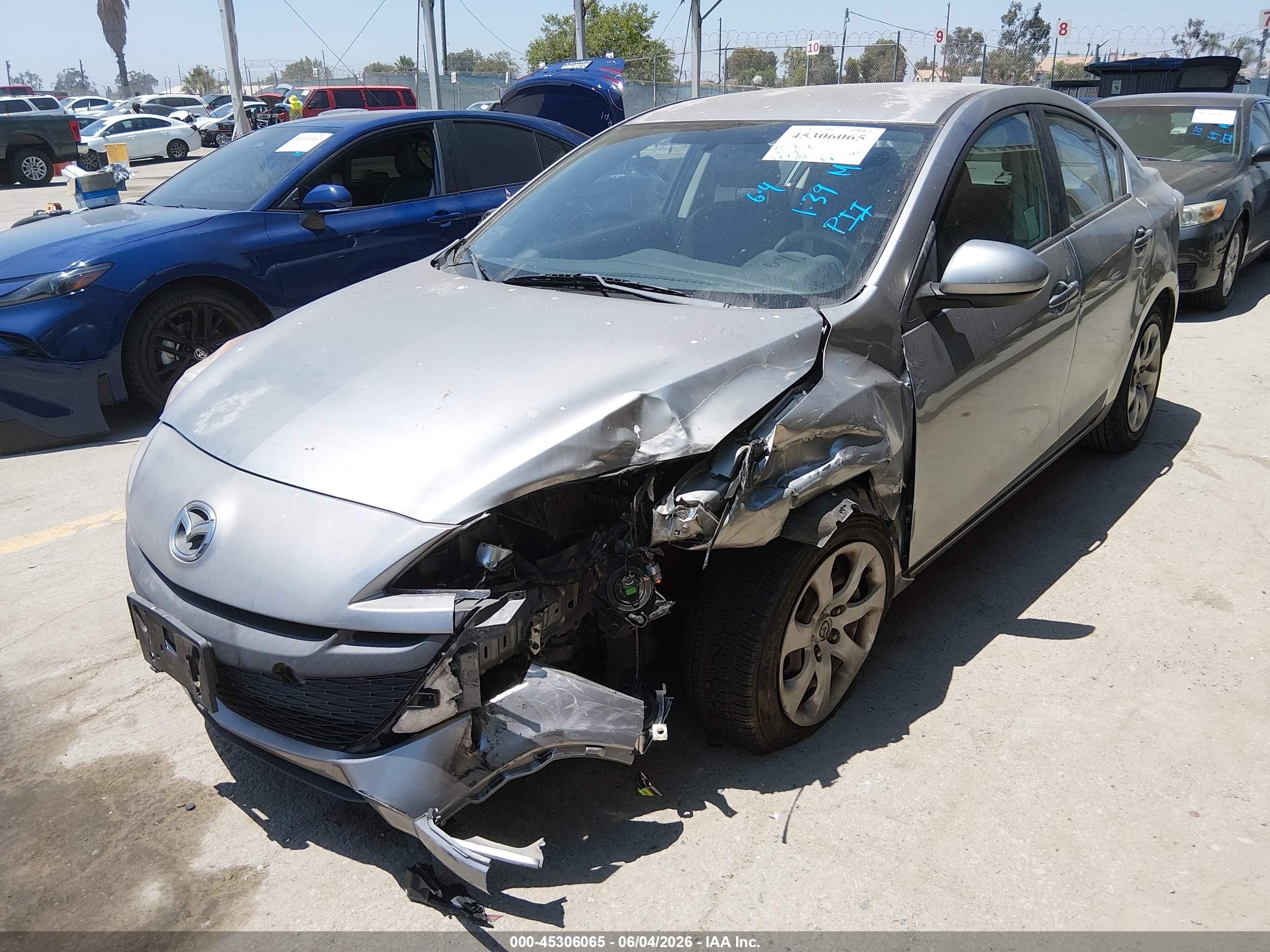2011 Mazda Mazda3 I Sport Silver vin: JM1BL1UG7B1490690