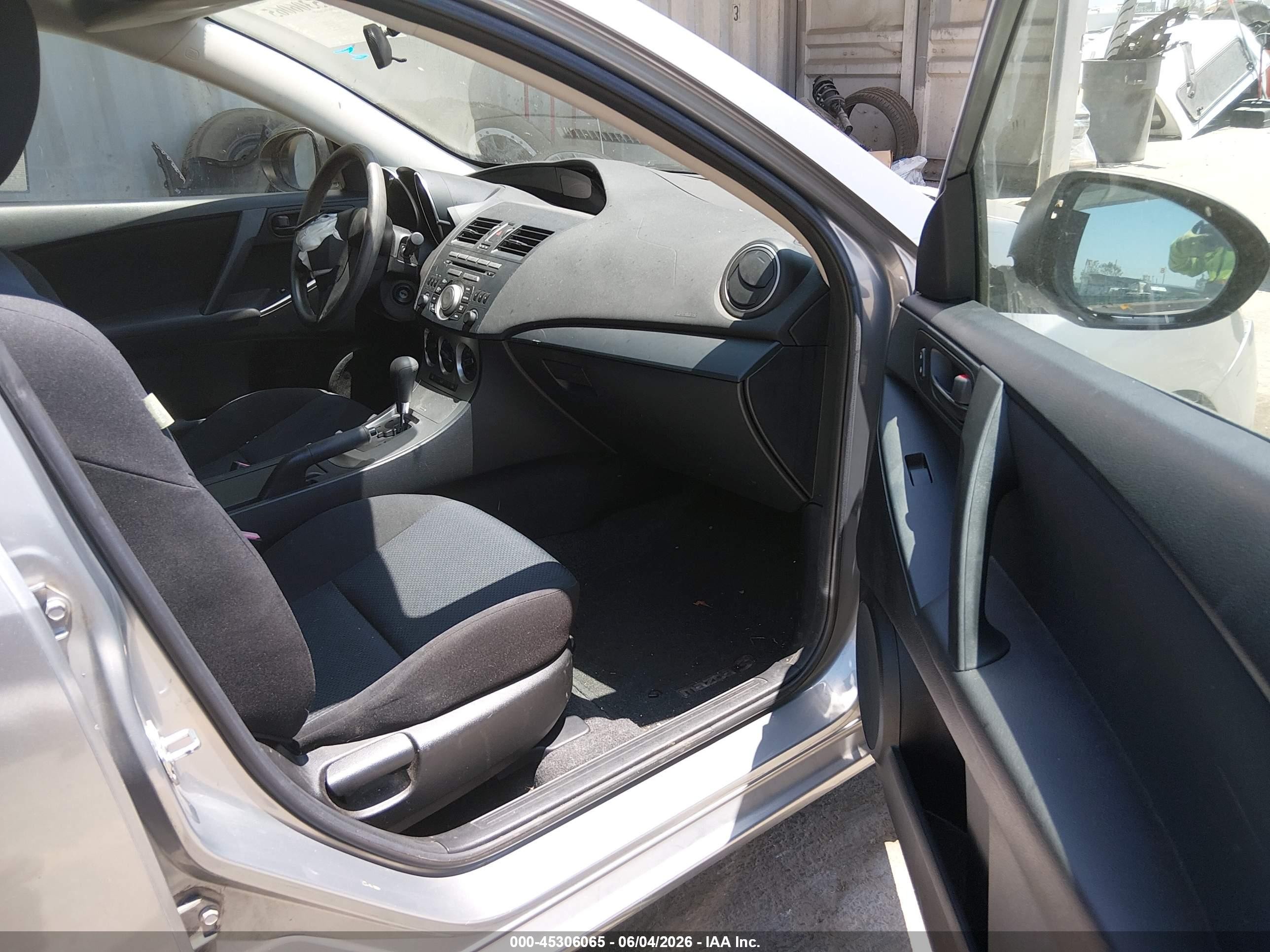 2011 Mazda Mazda3 I Sport Silver vin: JM1BL1UG7B1490690