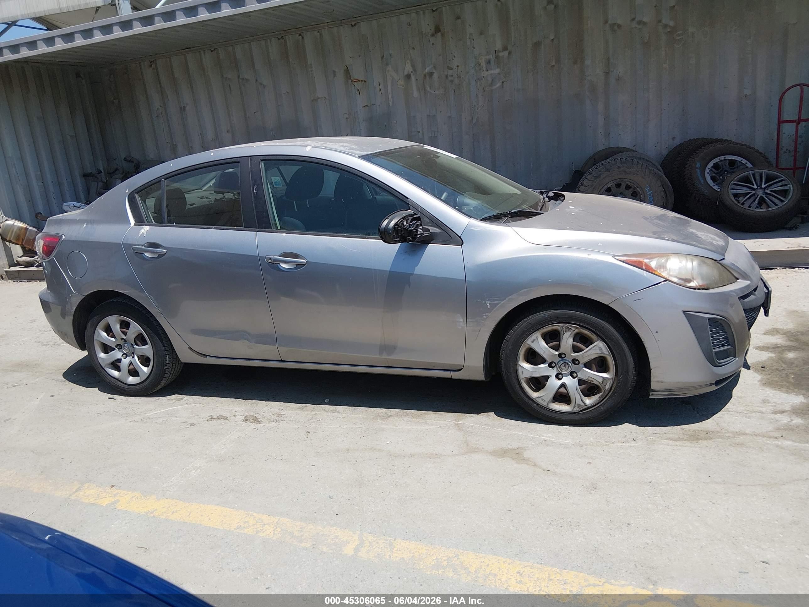 2011 Mazda Mazda3 I Sport Silver vin: JM1BL1UG7B1490690