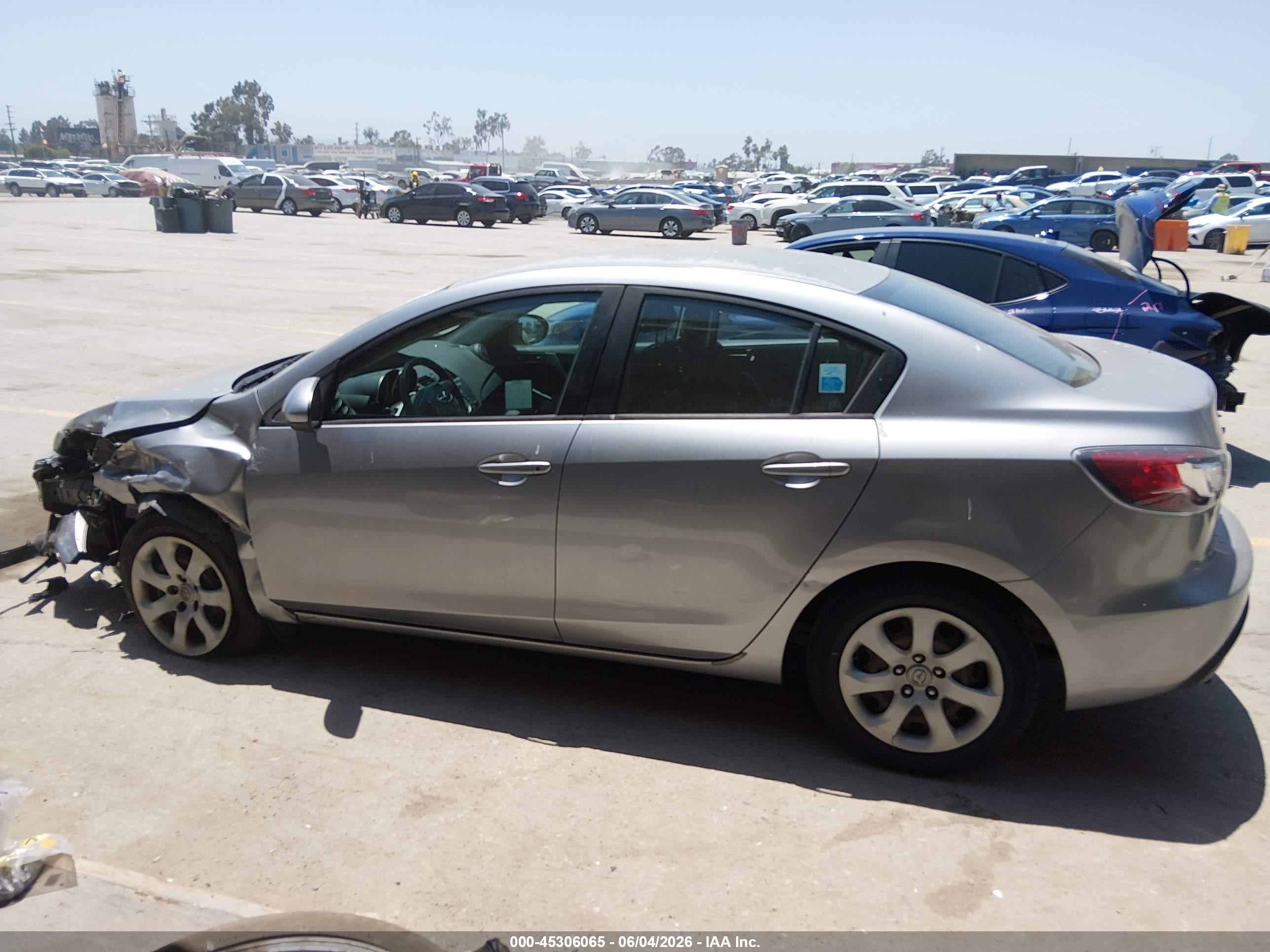 2011 Mazda Mazda3 I Sport Silver vin: JM1BL1UG7B1490690