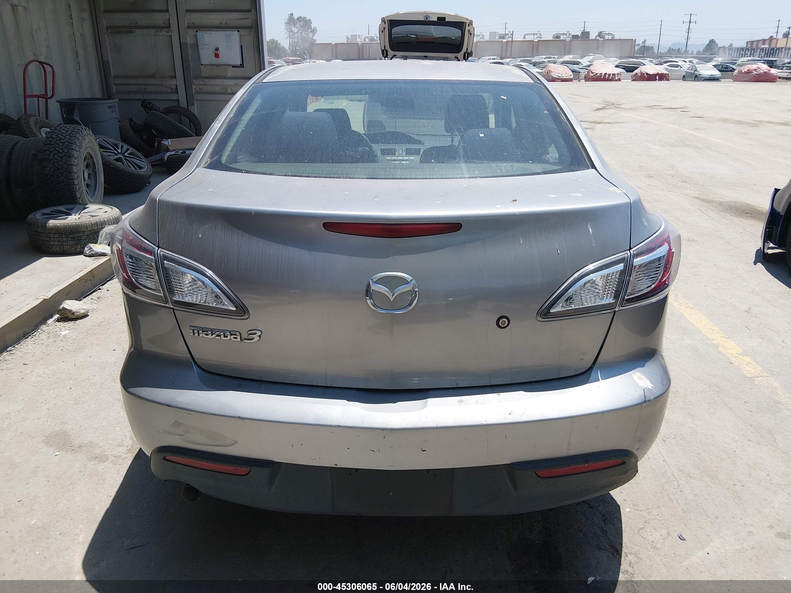 2011 Mazda Mazda3 I Sport Silver vin: JM1BL1UG7B1490690