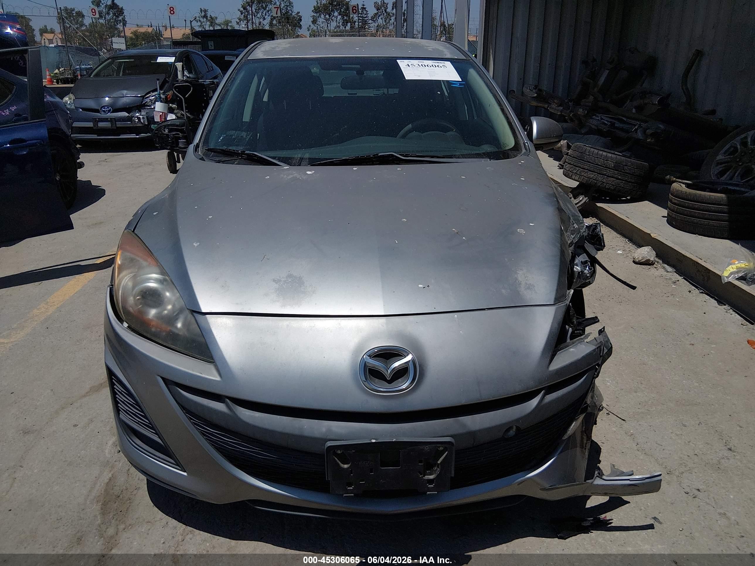 2011 Mazda Mazda3 I Sport Silver vin: JM1BL1UG7B1490690