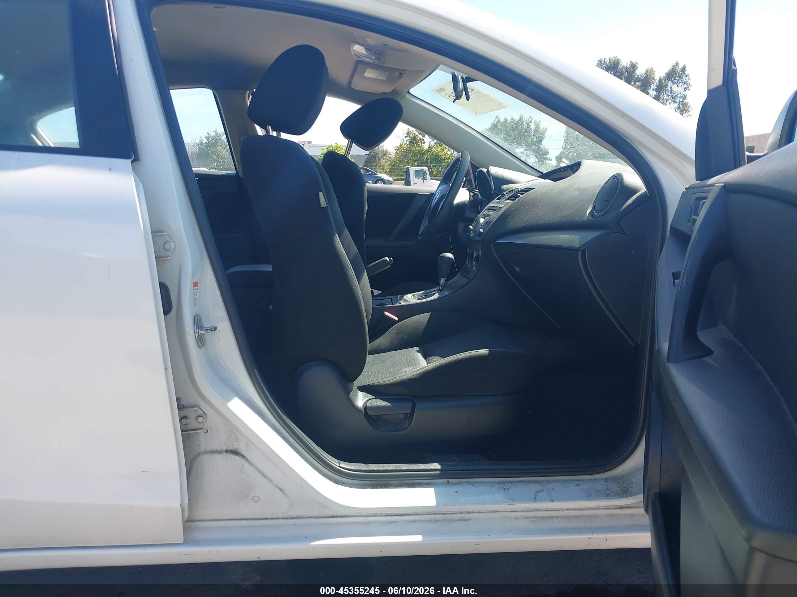 2011 Mazda Mazda3 I Sport White vin: JM1BL1UG9B1441880