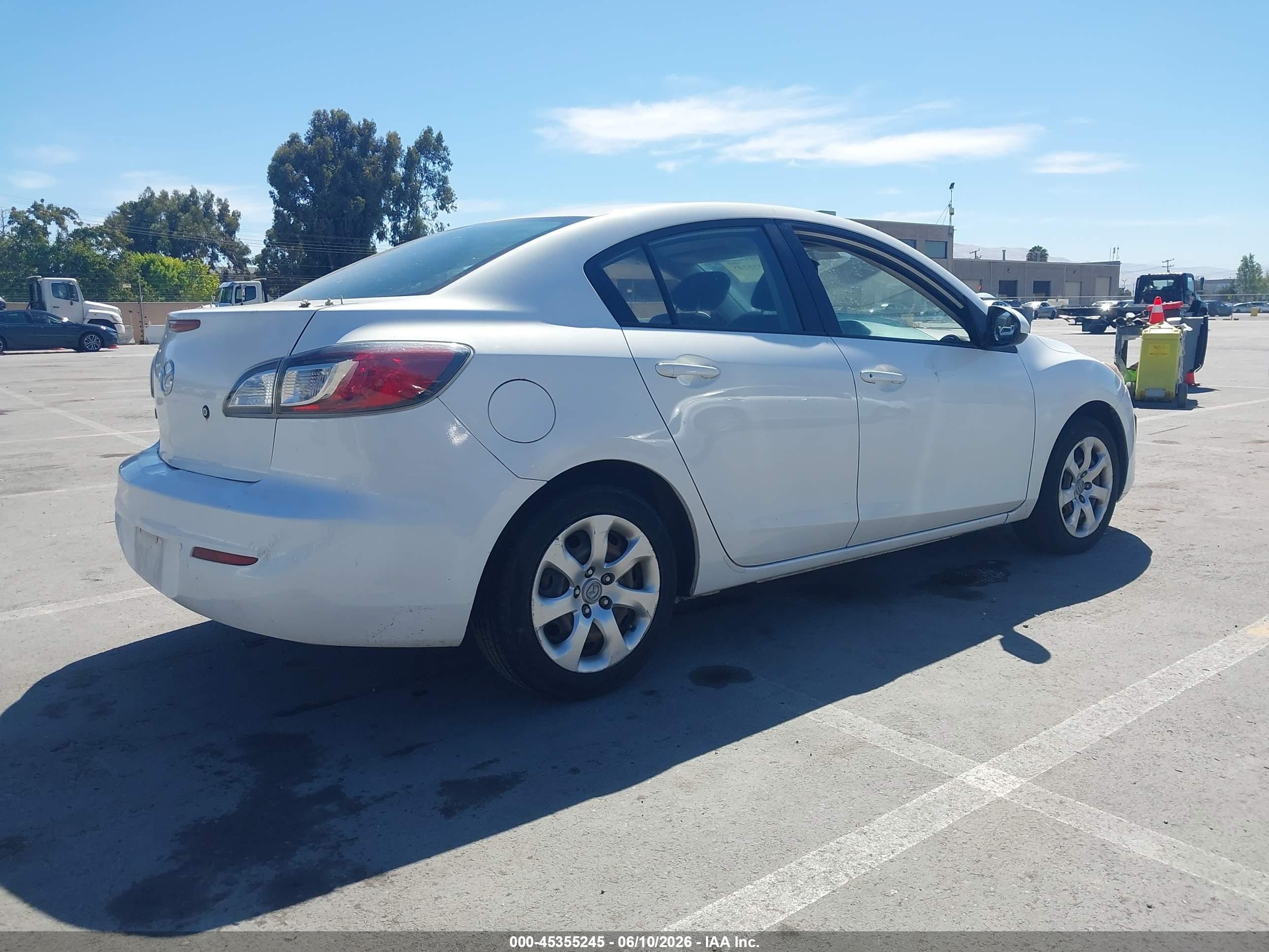 2011 Mazda Mazda3 I Sport White vin: JM1BL1UG9B1441880