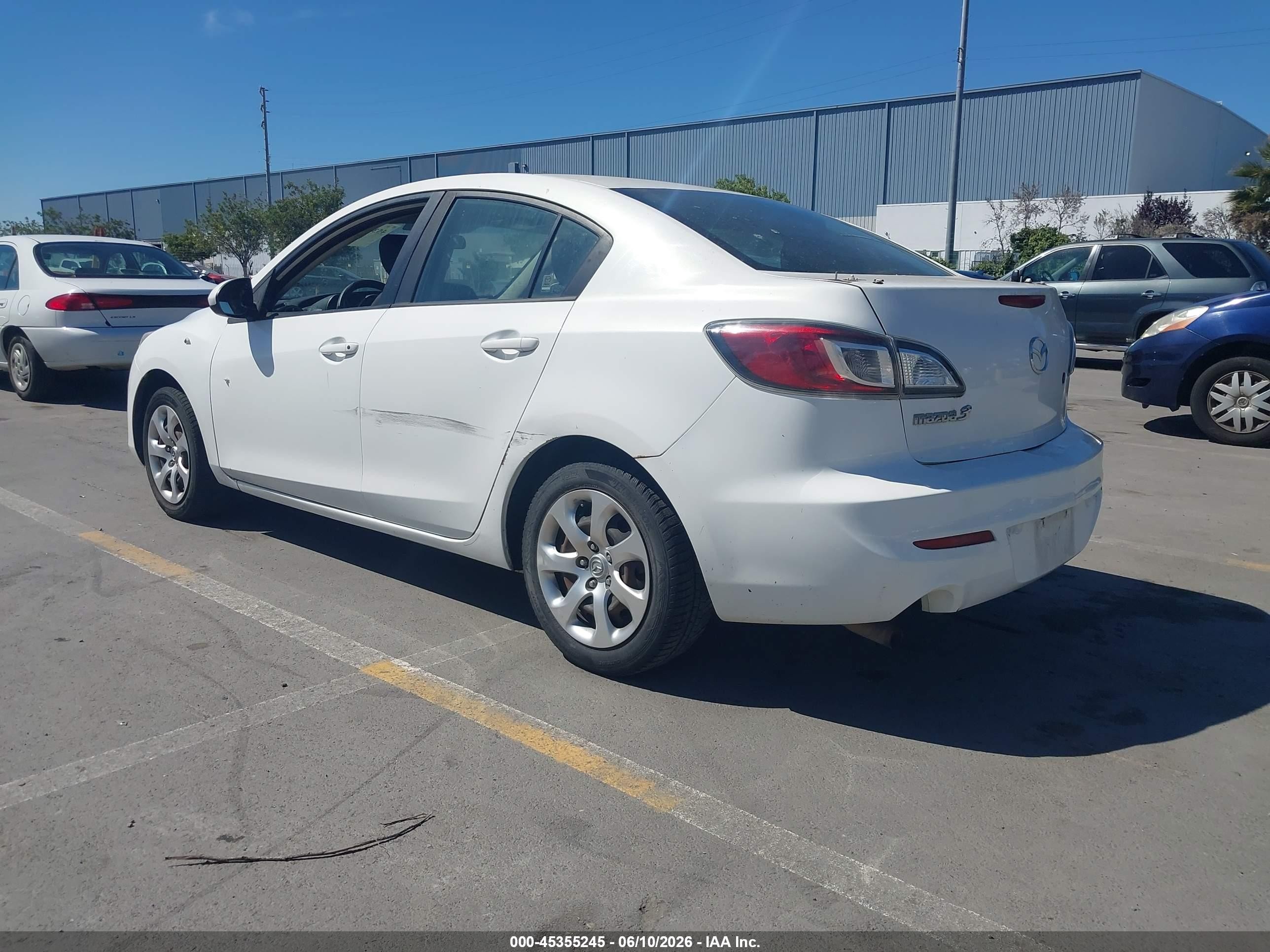 2011 Mazda Mazda3 I Sport White vin: JM1BL1UG9B1441880