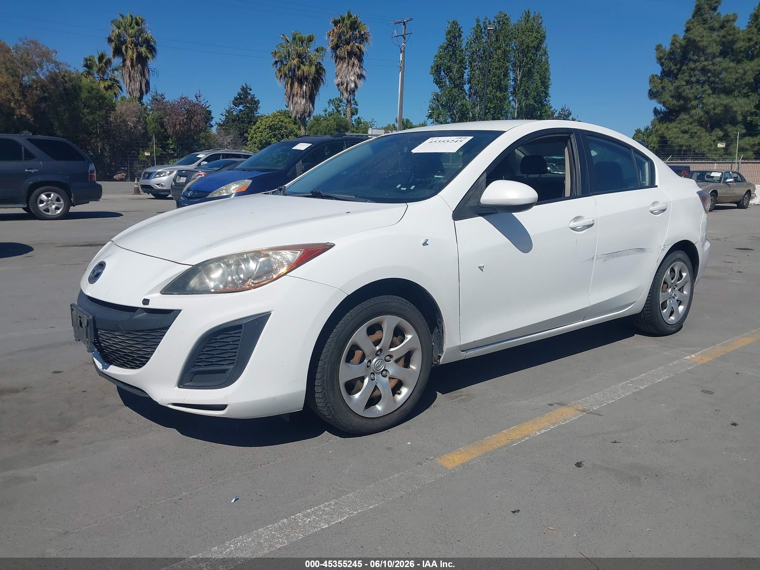 2011 Mazda Mazda3 I Sport White vin: JM1BL1UG9B1441880