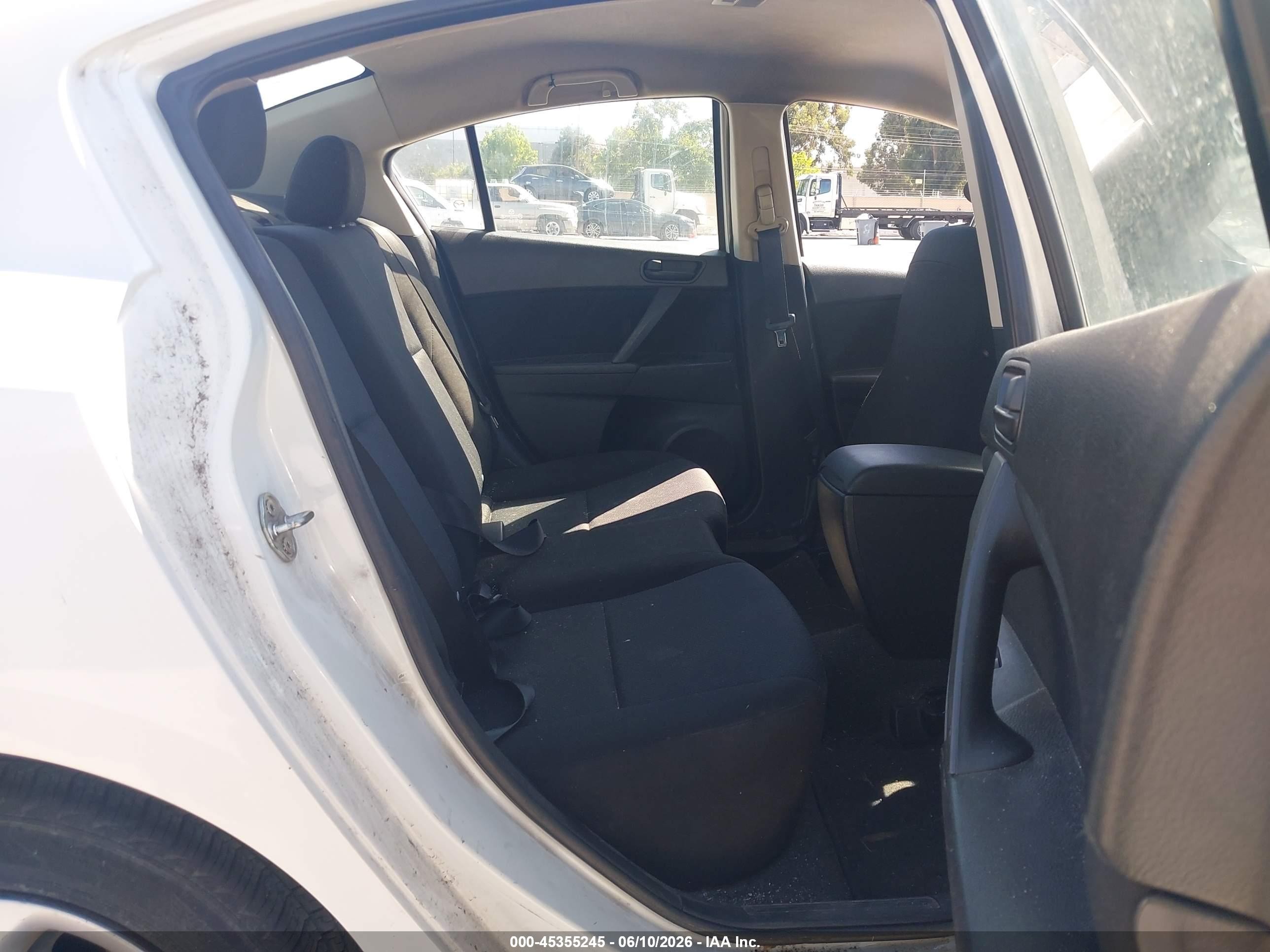 2011 Mazda Mazda3 I Sport White vin: JM1BL1UG9B1441880