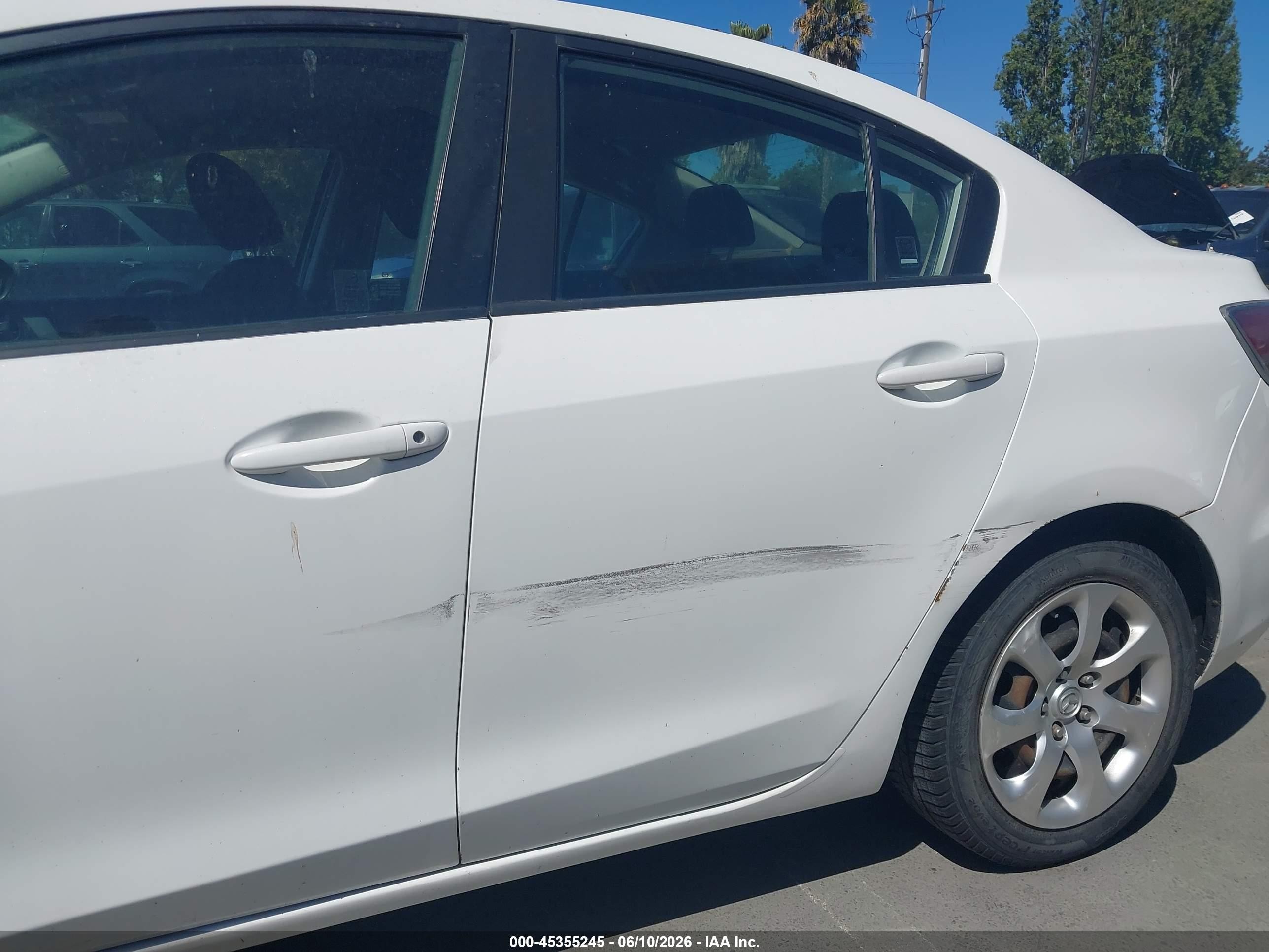 2011 Mazda Mazda3 I Sport White vin: JM1BL1UG9B1441880